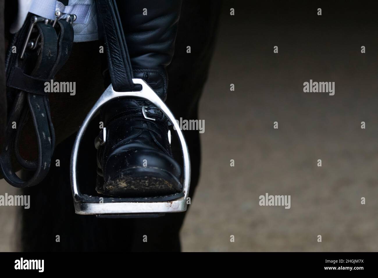 Nahaufnahme eines Steigbügels und Stiefels im Dressurwettbewerb Stockfoto