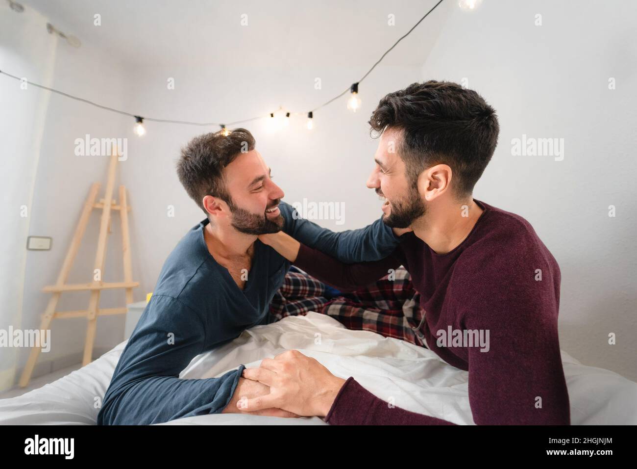 Glücklich Gay paar mit zarten Momente im Schlafzimmer - homosexuell Liebesbeziehung und Gleichstellungskonzept Stockfoto