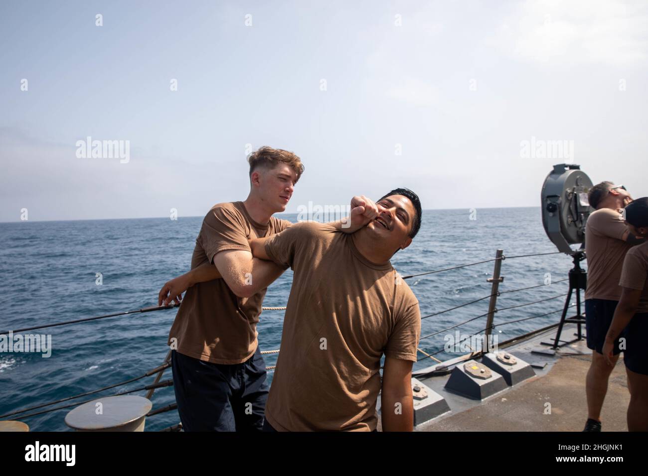 ARABISCHES MEER (Aug 23, 2021) – Seeleute üben die richtigen Einhalteverfahren während des Kurses der Sicherheitsreaktionstruppe an Bord des Lenkraketen-Zerstörers USS Halsey (DDG 97) im Arabischen Meer, 23. August. Halsey wird im Einsatzgebiet der 5. US-Flotte eingesetzt, um Marinestützpunkte zu unterstützen, um die maritime Stabilität und Sicherheit in der Zentralregion zu gewährleisten und das Mittelmeer und den Pazifik durch den westlichen Indischen Ozean und drei strategische Engpässe zu verbinden. Stockfoto