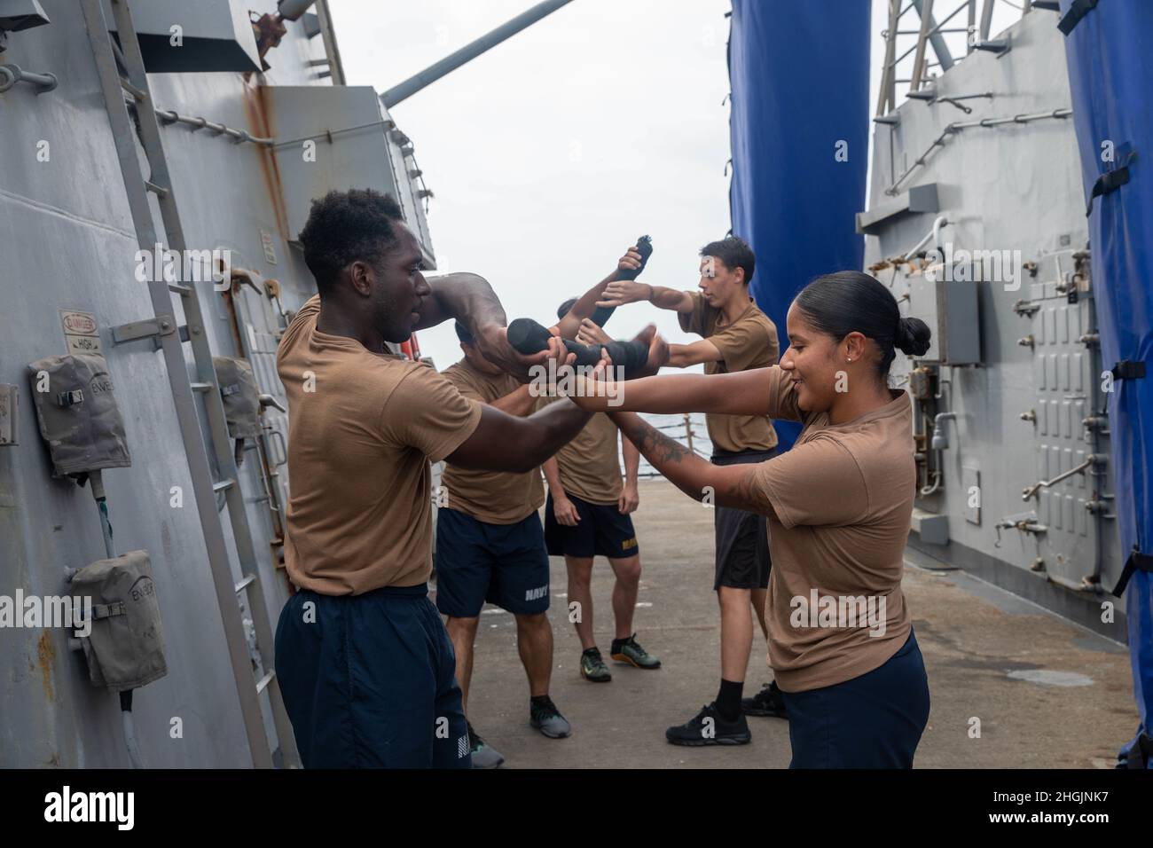 ARABISCHES MEER (Aug 23, 2021) – Seeleute üben die richtigen Einhalteverfahren während des Kurses der Sicherheitsreaktionstruppe an Bord des Lenkraketen-Zerstörers USS Halsey (DDG 97) im Arabischen Meer, 23. August. Halsey wird im Einsatzgebiet der 5. US-Flotte eingesetzt, um Marinestützpunkte zu unterstützen, um die maritime Stabilität und Sicherheit in der Zentralregion zu gewährleisten und das Mittelmeer und den Pazifik durch den westlichen Indischen Ozean und drei strategische Engpässe zu verbinden. Stockfoto