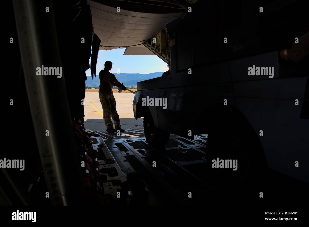 Ein Airman der US-Luftwaffe mit der 37. Airlift Squadron hilft beim Entladen von Fracht während des Thrakischen Sommers 2021 am Plovdiv Airport, Bulgarien, 23. August 2021. Der thrakische Sommer 2021 ist eine bilaterale Schulungsveranstaltung, die den operativen Zugang und die globale Handlungsfreiheit verbessern und gleichzeitig die Interoperabilität der Partner, die gemeinsame Bereitschaft und die Zusicherung unserer regionalen Verbündeten und Partner stärken soll. Die 37. Airlift Squadron hat seit 2008 mindestens einmal jährlich an einem C-130J Super Hercules Training mit Bulgarien teilgenommen. Stockfoto