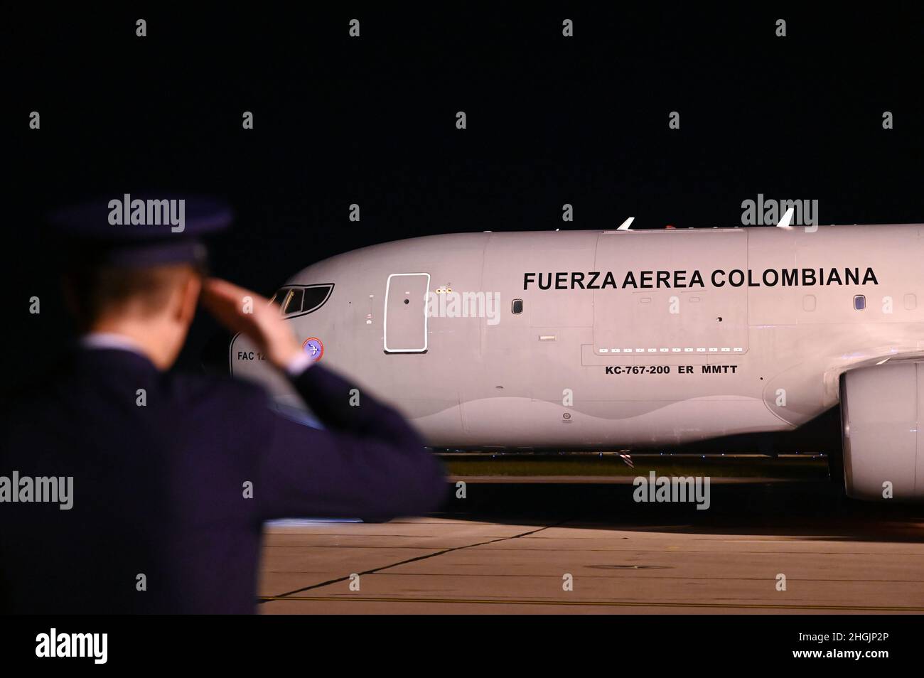 US Air Force Maj. Gen. Kyle Kremer, Leiter des Air Mobility Command für strategische Pläne, Anforderungen und Programme, grüßt den kolumbianischen Präsidenten Ivan Duque und sein Team, die von der Fluglinie auf der Scott Air Force Base, Illinois, abreisen, 23. August 2021. Der kolumbianische Präsident Ivan Duque und sein Team landeten auf der Scott AFB, um mit dem Zoll- und Grenzschutz der Vereinigten Staaten zusammenzuarbeiten und ihre Flugzeuge aufzutanken. Stockfoto