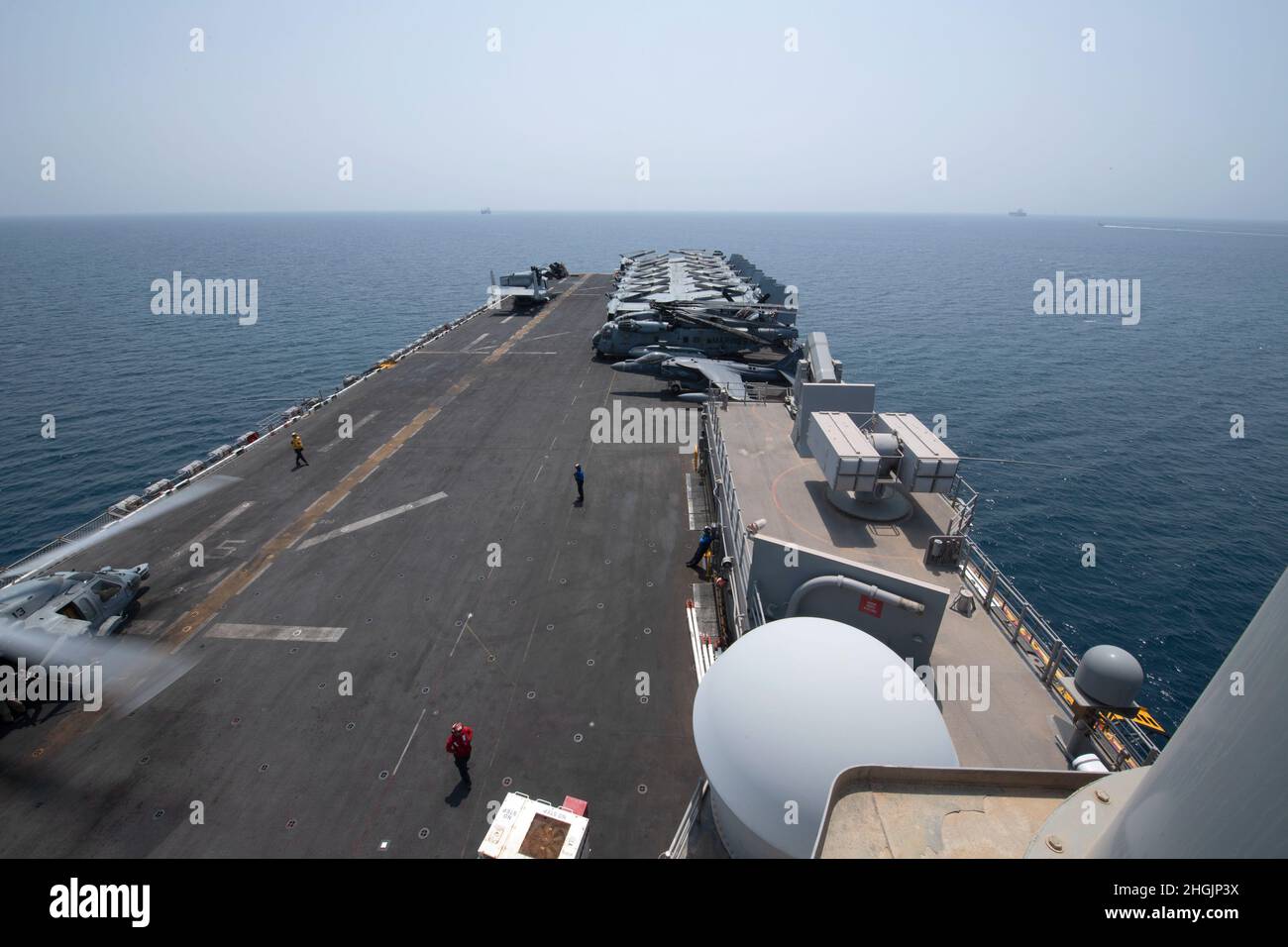 210823-N-WP865-1005 STRASSE VON HORMUS (AUG 23, 2021) das amphibische Sturmschiff USS Iwo Jima (LHD 7) durchsetzt die Straße von Hormus, 23. August. Iwo Jima wird im Einsatzgebiet der 5. US-Flotte eingesetzt, um Marinestützpunkte zu unterstützen, um die maritime Stabilität und Sicherheit in der Zentralregion zu gewährleisten und das Mittelmeer und den Pazifik durch den westlichen Indischen Ozean und drei strategische Engpässe zu verbinden. Stockfoto