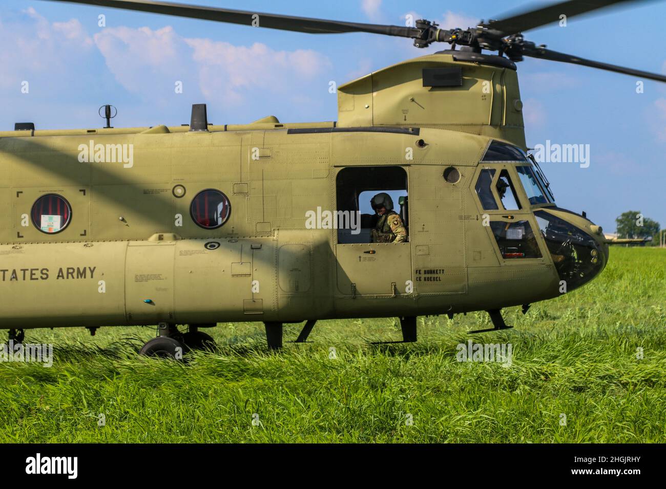 1st Bataillon, 506th Infanterie-Regiment 'Red Currahee', 1st Brigade Combat Team, 101st Airborne Division (Air Assault), in Zusammenarbeit mit 101st Combat Aviation Brigade, 'Wings of Destiny', führen eine Generalprobe der Pick-Up Zone (PZ) Operationen während Noble Bastogne 21 am 23. August 2021 in Fort Campbell, KY, durch. Noble Bastogne 21 war ein Training in Brigade-Größe, bei dem über 30 Drehflügelflugzeuge eingesetzt wurden, um wichtiges Terrain schnell zu ergreifen und zu halten. Stockfoto