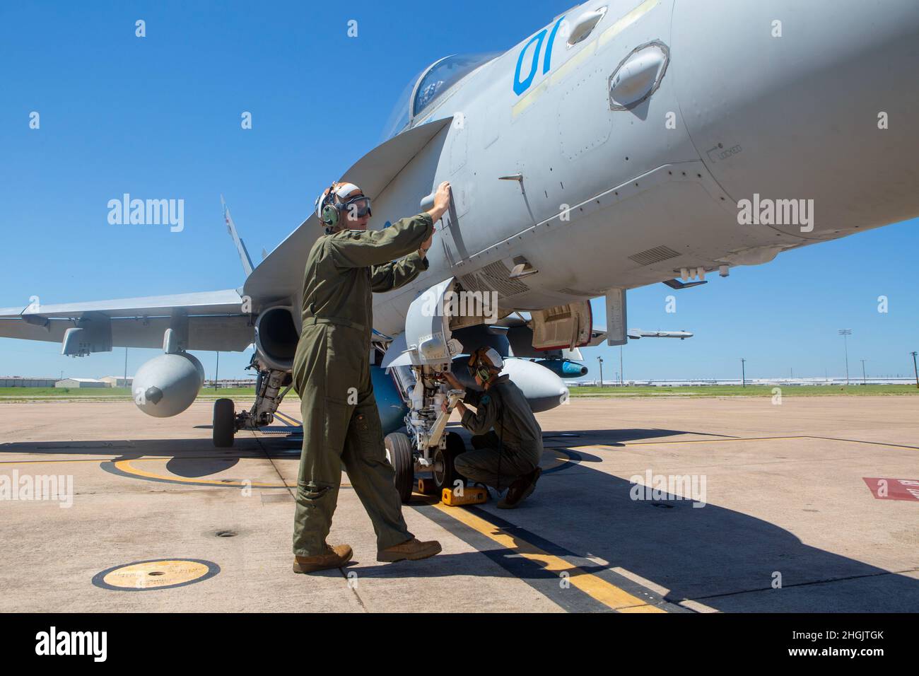 Flugbesatzung mit Marine Fighter Attack Squadron 112 (VMFA-112), Marine Aircraft Group 41, 4th Marine Aircraft Wing, U.S. Marine Forces Reserve bereit, sechs F/A-18 Hornets zur Unterstützung einer Trainingsübung an Bord der Naval Air Station Fort Worth Joint Reserve Base, Texas, 24. August 2021, zu starten. VMFA-112 nahm an einer dienstübergreifenden Übung mit dem Marine Aerial Refueller Squadron 234, dem Marine Fighter Training Squadron 401 und dem 22. Lufttankflügel der Luftwaffe Teil, um einen Langstreckenstreik von Fort Worth bis zu einem Trainingsbereich in Yuma, Arizona, durchzuführen, der sich über 1000 Meilen und fünf Flugstunden erstreckte Stockfoto