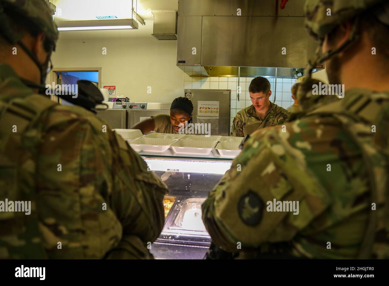 Köche der US-Armee servieren Soldaten, die zur Unterstützung einer nicht-kämpferischen Evakuierungsoperation in Kabul, Afghanistan, eingesetzt wurden, Nahrung, 25. August 2021. Stockfoto