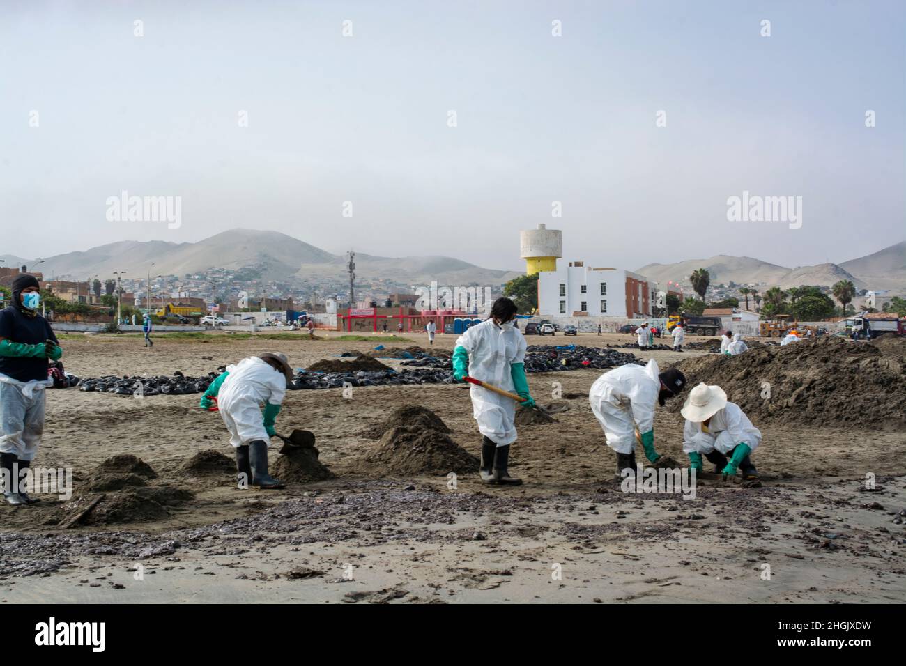 Ancon, Peru. 21st Januar 2022. Nach einem Ölunfall in der Raffinerie La Pampilla, die sich im Besitz der spanischen Repsol-Gruppe befindet, werden die Einheiten den Strand und das Meer reinigen. Am vergangenen Wochenende sind bei der Entladung eines Tankers etwa 6000 Barrel (je 159 Liter) Öl verschüttet worden. Hohe Wellen nach dem Ausbruch des Vulkans Hunga-Tonga-Hunga-Ha'apai auf Tonga verursachten den Unfall, sagte Respol. Die peruanische Marine leitete eine Untersuchung ein. Quelle: Jaime Jiménez Palomino/dpa/Alamy Live News Stockfoto