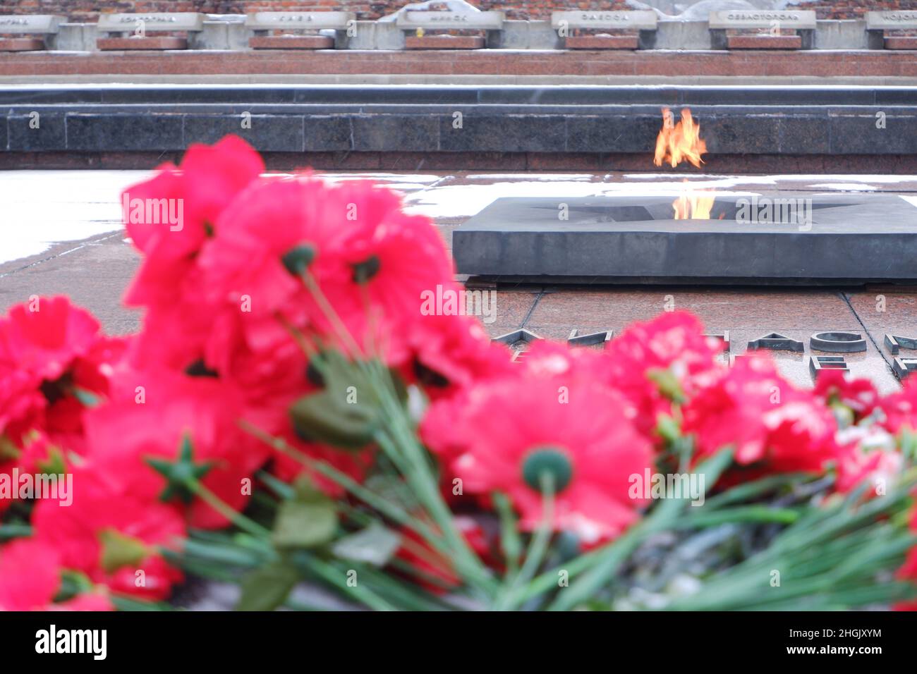 Brest, Weißrussland - 12. Januar 2022: Rote Nelken an der Gedenkstätte. Ewige Flamme. Erinnerung an gefallene Soldaten. Mai 9 Stockfoto