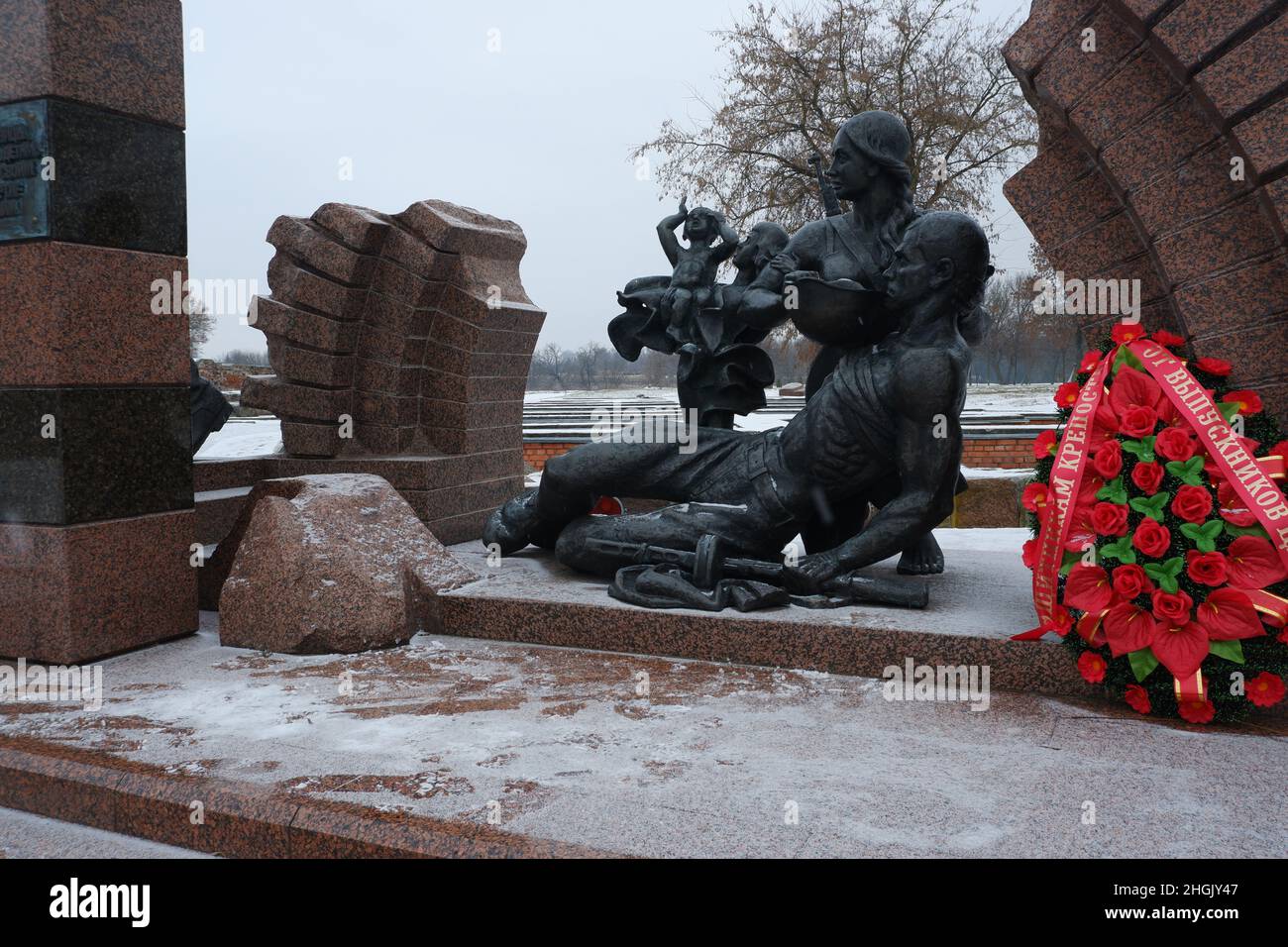 Brest, Weißrussland - 12. Januar 2022: Denkmal den sowjetischen Grenzsoldaten. Ewige Erinnerung an die, die im Kampf starben. Mai 9 Stockfoto