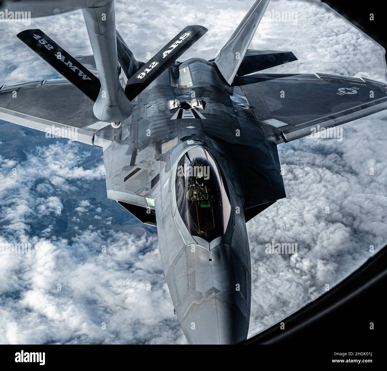 Ein F-22 Raptor der US-Luftwaffe vom 1st-Kampfflügel auf der Joint Base Langley-Eustis, Virginia, nähert sich einem KC-135-Stratotanker, um während des Red Flag Alaska, 21-3, auf der Joint Base Elmendorf-Richardson, 25. August 2021, in der Luft aufzutanken. Zur Verbesserung der taktischen Fähigkeiten im Kampf von Luft zu Luft stellt das 18th Aggressor Squadron, das der Luftwaffenbasis Eielson in Alaska zugewiesen wurde, die gegnerisch bedrohte Luft bereit, die darauf abzielt, mögliche Taktiken zu simulieren, die von Bedrohungen genutzt werden können, denen unsere Piloten während des Kampfes begegnen können. Stockfoto