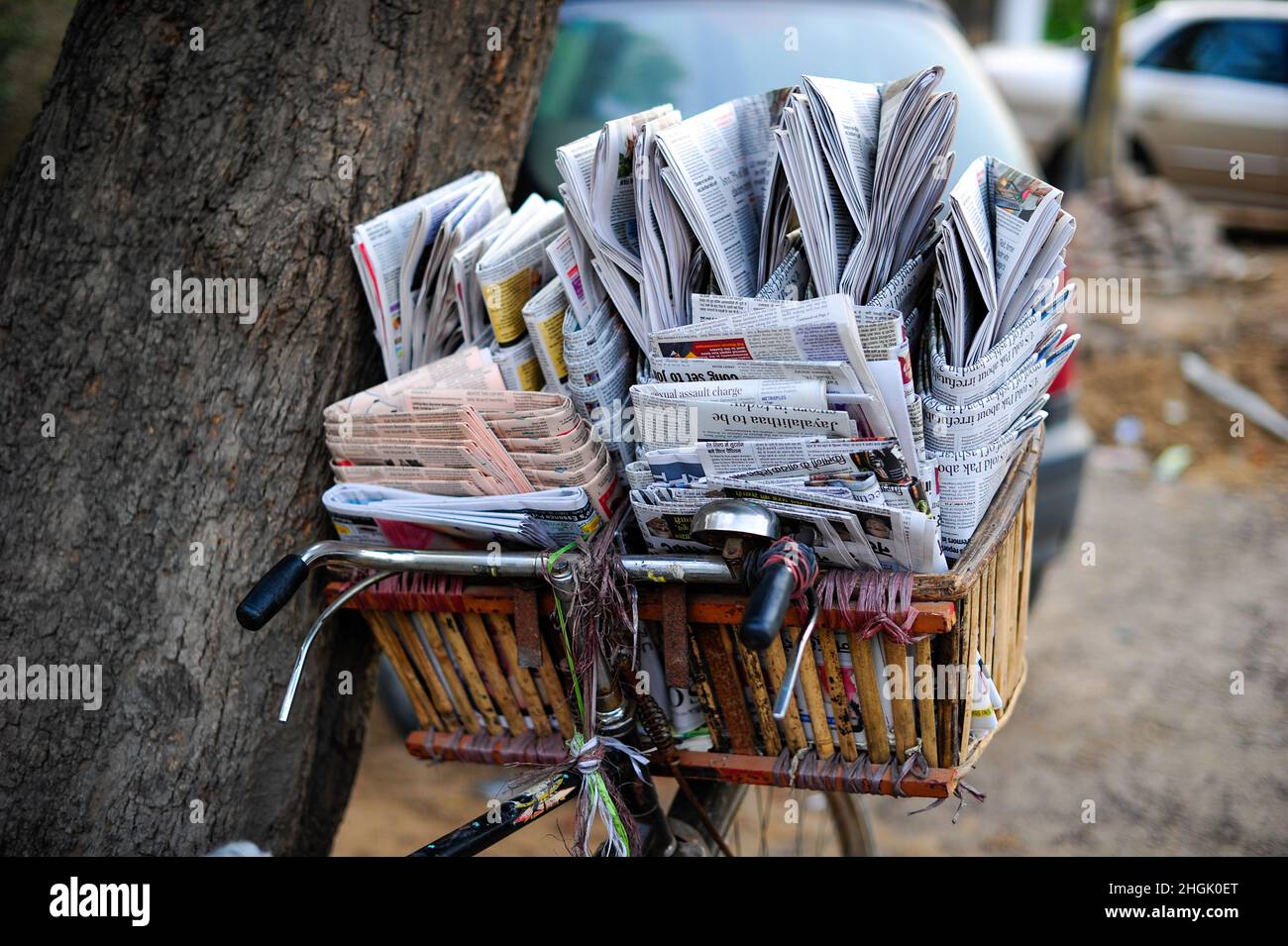 Zeitungen zum Verkauf in einem Korb auf dem Fahrrad in Delhi, Indien, Asien. Stockfoto