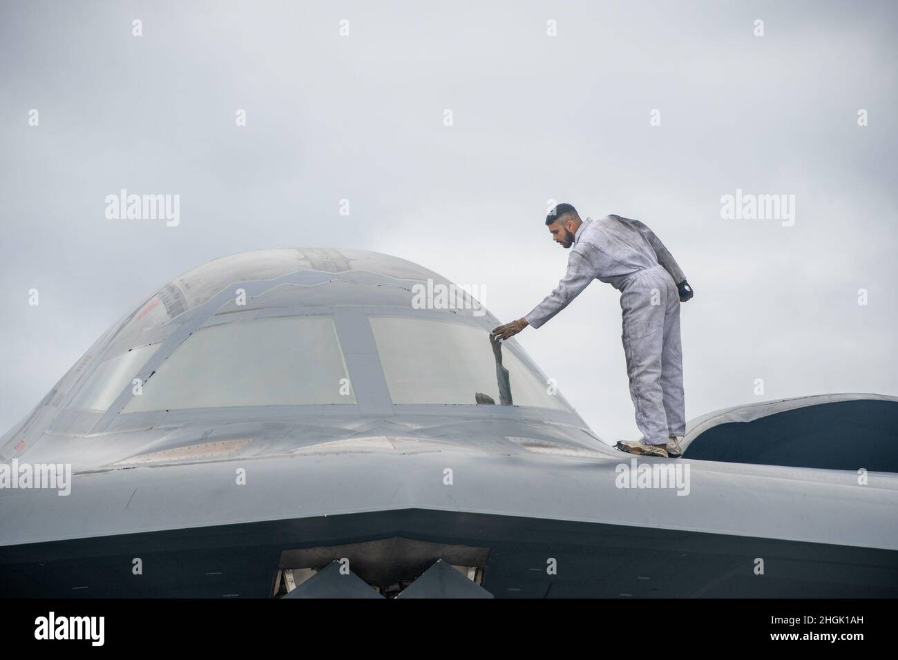 Flugleute, die den 131. Und 509. Wartungsgeschwadern zugewiesen wurden, führen nach dem Flug Wartungsarbeiten an einem B-2 Spirit Stealth-Bomber auf der Keflavik Air Base, Island, am 26. August 2021 durch. Die Tarnkappenbomber wurden mit Royal Air Force Typhoon-Kampfflugzeugen zur Unterstützung einer Bomber Task Force-Mission integriert, um die Interoperabilität und die Fähigkeiten mit NATO-Verbündeten und -Partnern im gesamten europäischen Theater zu verbessern. Stockfoto