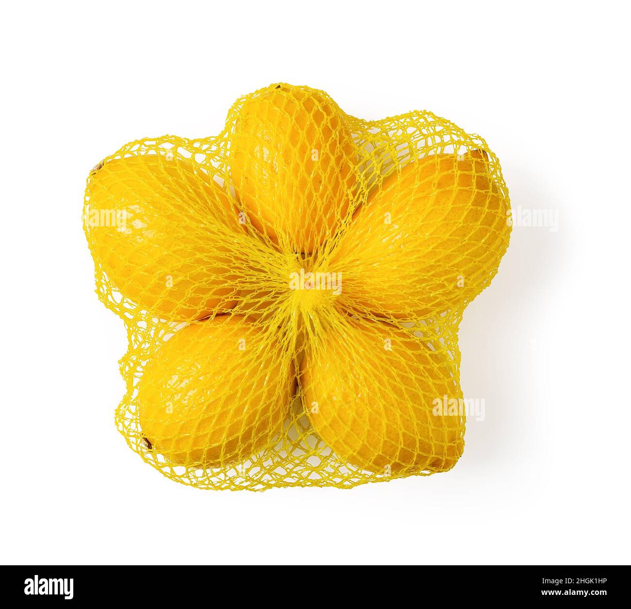 Reife Bio-Zitronen in einem gelben Netzbeutel isoliert auf weißem Hintergrund. Netzsack mit frischen Zitrusfrüchten. Kauf verpackte Früchte, Zitronenbeutel. Draufsicht. Stockfoto