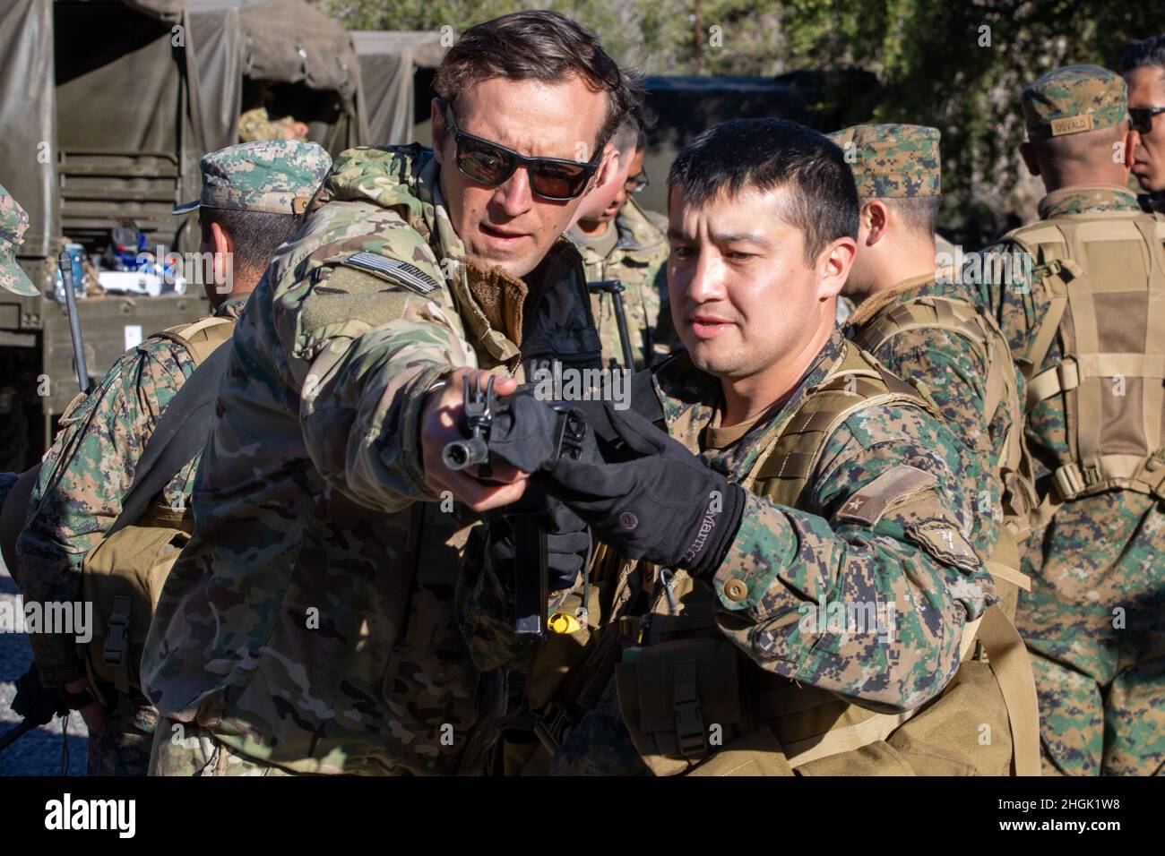 US-Armee Soldaten Sgt. 1st Klasse Timothy Groves, zugewiesen an Bravo Company, 2nd Bataillon, 87th Infanterie-Regiment, 2nd Brigade Combat Team, 10th Bergdivision, übt Gewehrschießen mit einem chilenischen Soldaten der 3rd Bergdivision an der chilenischen Armee Bergschule in Rio Blanco, Chile 26. August 2021. Stockfoto