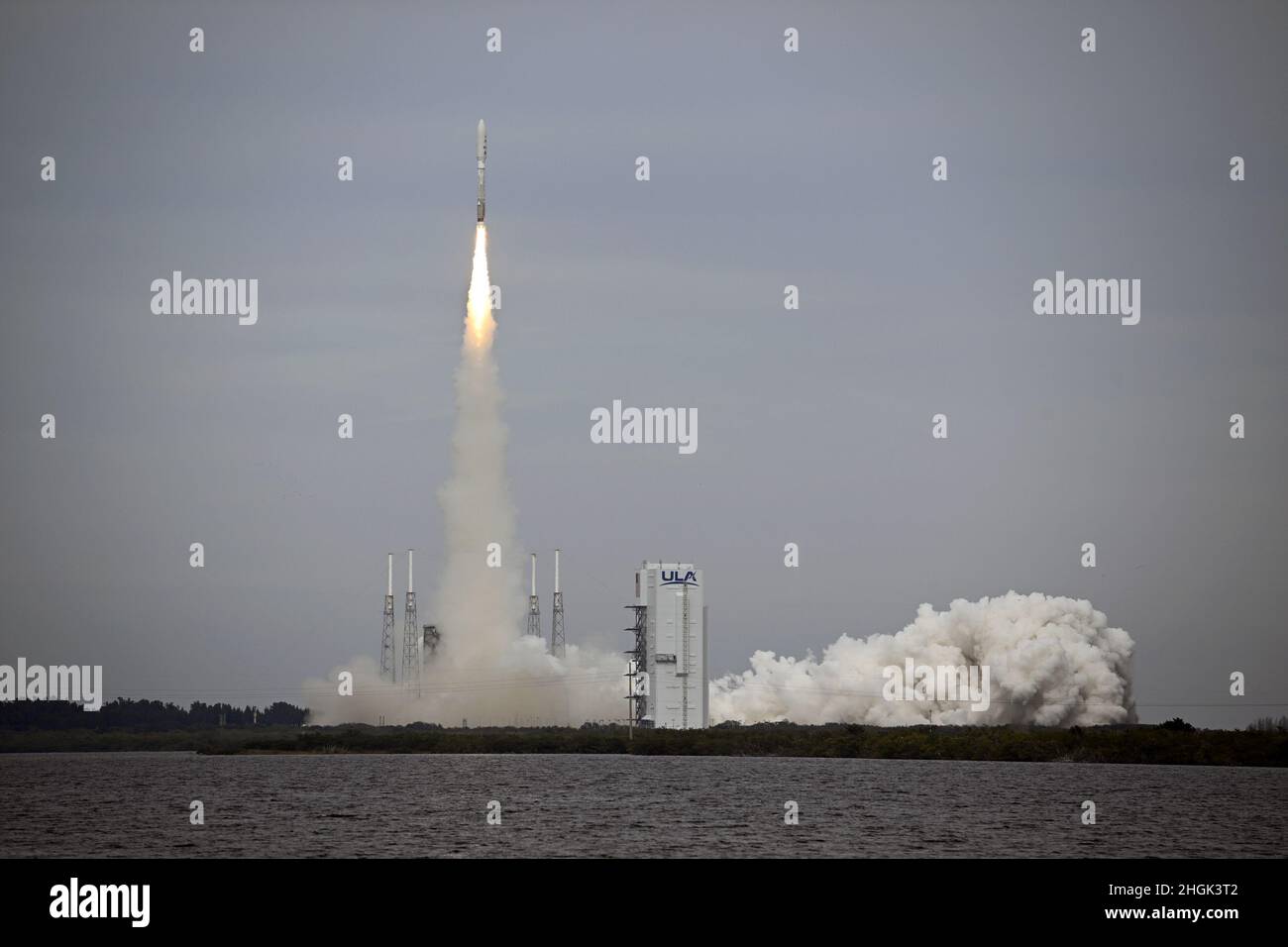 Cape Canaveral, USA. 21st Januar 2022. United Launch Alliance startet am Freitag, den 21. Januar 2022, auf der Cape Canaveral Space Force Station in Florida seine ATLAS V-Rakete, um zwei USSF-Satelliten für die Space Force vom Complex 41 zu verstärken. Die Satelliten sind Teil des geosynchronen Space Situational Awareness Program der Space Force, das Aktivitäten in der geosynchronen Umlaufbahn überwachen kann. Foto von Joe Marino/UPI Kredit: UPI/Alamy Live Nachrichten Kredit: UPI/Alamy Live Nachrichten Stockfoto