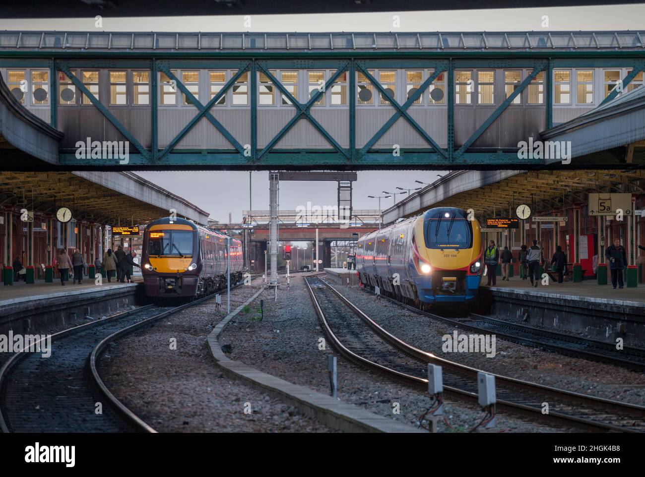 Crosscountry-Züge und East Midlands-Züge verbinden am Bahnhof Nottingham mit analogen Bahnhofsuhren. Stockfoto