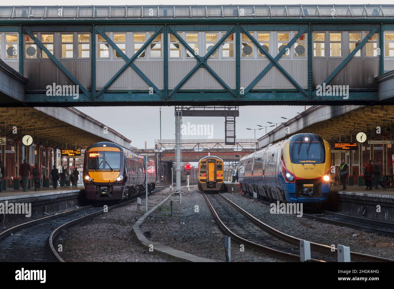 Crosscountry-Züge, Northern Rail- und East Midlands-Züge, die am Bahnhof Nottingham mit analogen Bahnhofsuhren verbunden sind. Stockfoto