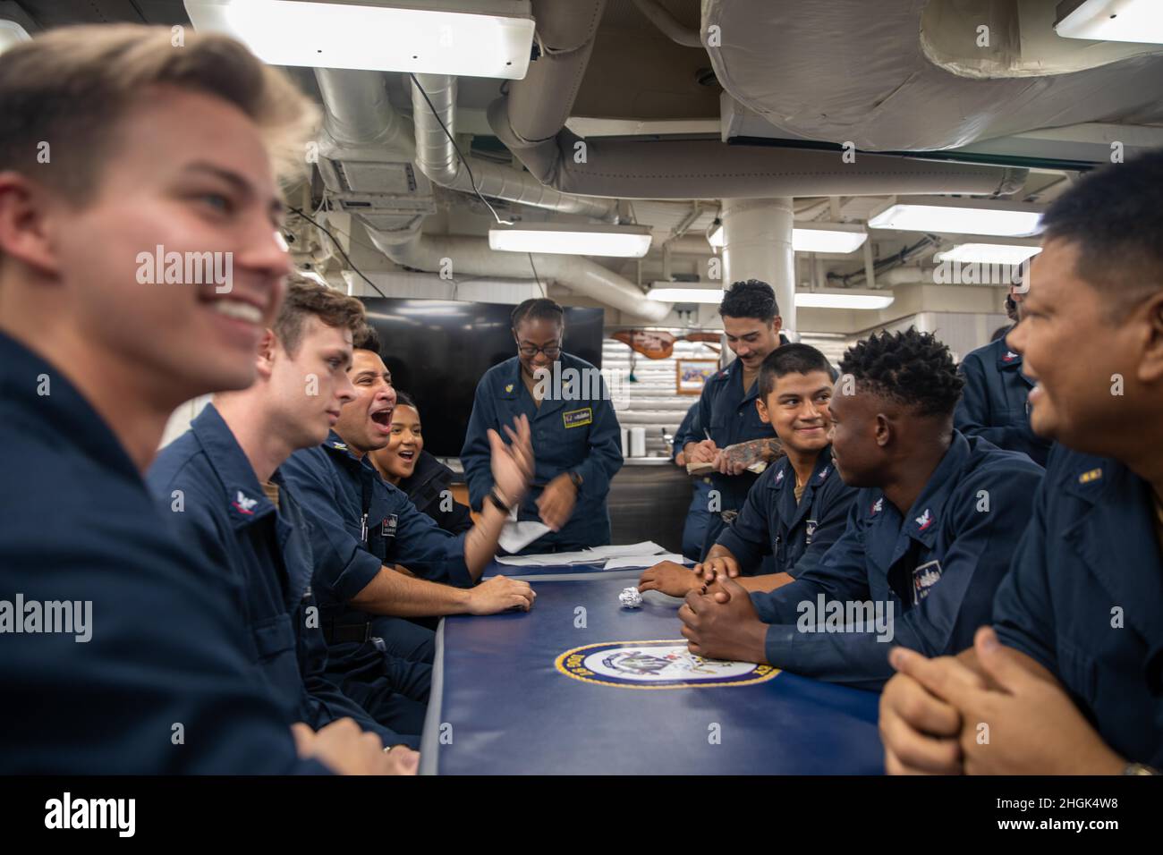 ARABISCHES MEER (Aug 27, 2021) – Seeleute nehmen am 27. August an einem Trivia-Spiel während des Sailor 360-Trainings an Bord des Lenkraketen-Zerstörers USS Halsey (DDG 97) im Arabischen Meer Teil. Halsey wird in den Einsatzbereich der US-Flotte für 5th eingesetzt, um Marineinoperationen zu unterstützen, um die maritime Stabilität und Sicherheit in der Zentralregion zu gewährleisten und das Mittelmeer und den Pazifik durch den westlichen Indischen Ozean und drei strategische Engpässe zu verbinden. Stockfoto