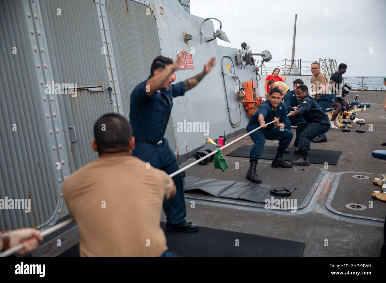 ARABISCHES MEER (Aug 27, 2021) – Matrosen nehmen am Tauziehen während des Sailor 360 Trainings an Bord des Lenkraketen-Zerstörers USS Halsey (DDG 97) im Arabischen Meer Teil, 27. August. Halsey wird in den Einsatzbereich der US-Flotte für 5th eingesetzt, um Marineinoperationen zu unterstützen, um die maritime Stabilität und Sicherheit in der Zentralregion zu gewährleisten und das Mittelmeer und den Pazifik durch den westlichen Indischen Ozean und drei strategische Engpässe zu verbinden. Stockfoto