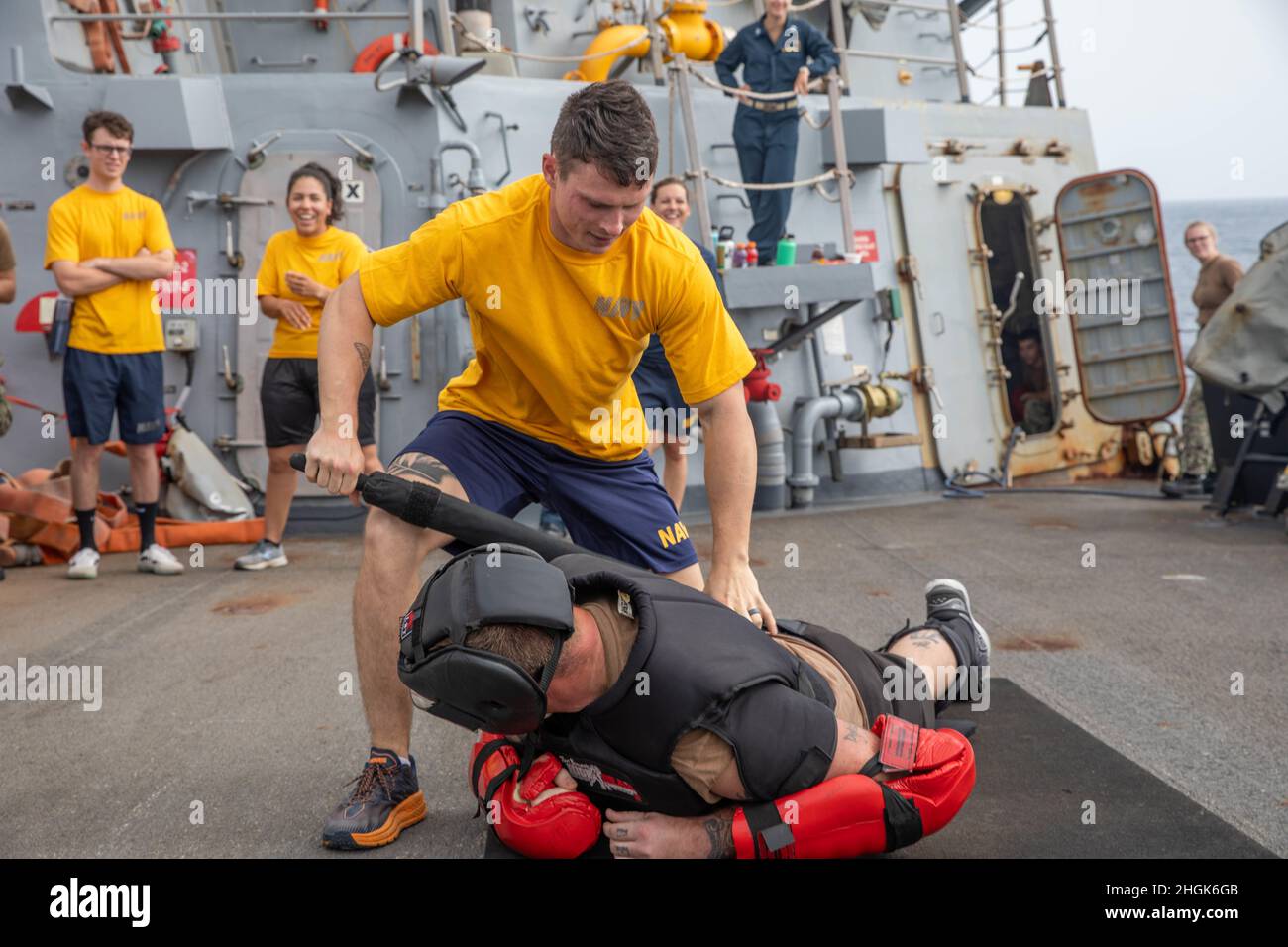 ARABISCHES MEER (Aug 28, 2021) – Sonartechniker Seaman Christian Joy nimmt am Training der Sicherheitsreaktionstruppe an Bord des Lenkraketen-Zerstörers USS Halsey (DDG 97) im Arabischen Meer Teil, 28. August. Halsey wird in den Einsatzbereich der US-Flotte für 5th eingesetzt, um Marineinoperationen zu unterstützen, um die maritime Stabilität und Sicherheit in der Zentralregion zu gewährleisten und das Mittelmeer und den Pazifik durch den westlichen Indischen Ozean und drei strategische Engpässe zu verbinden. Stockfoto