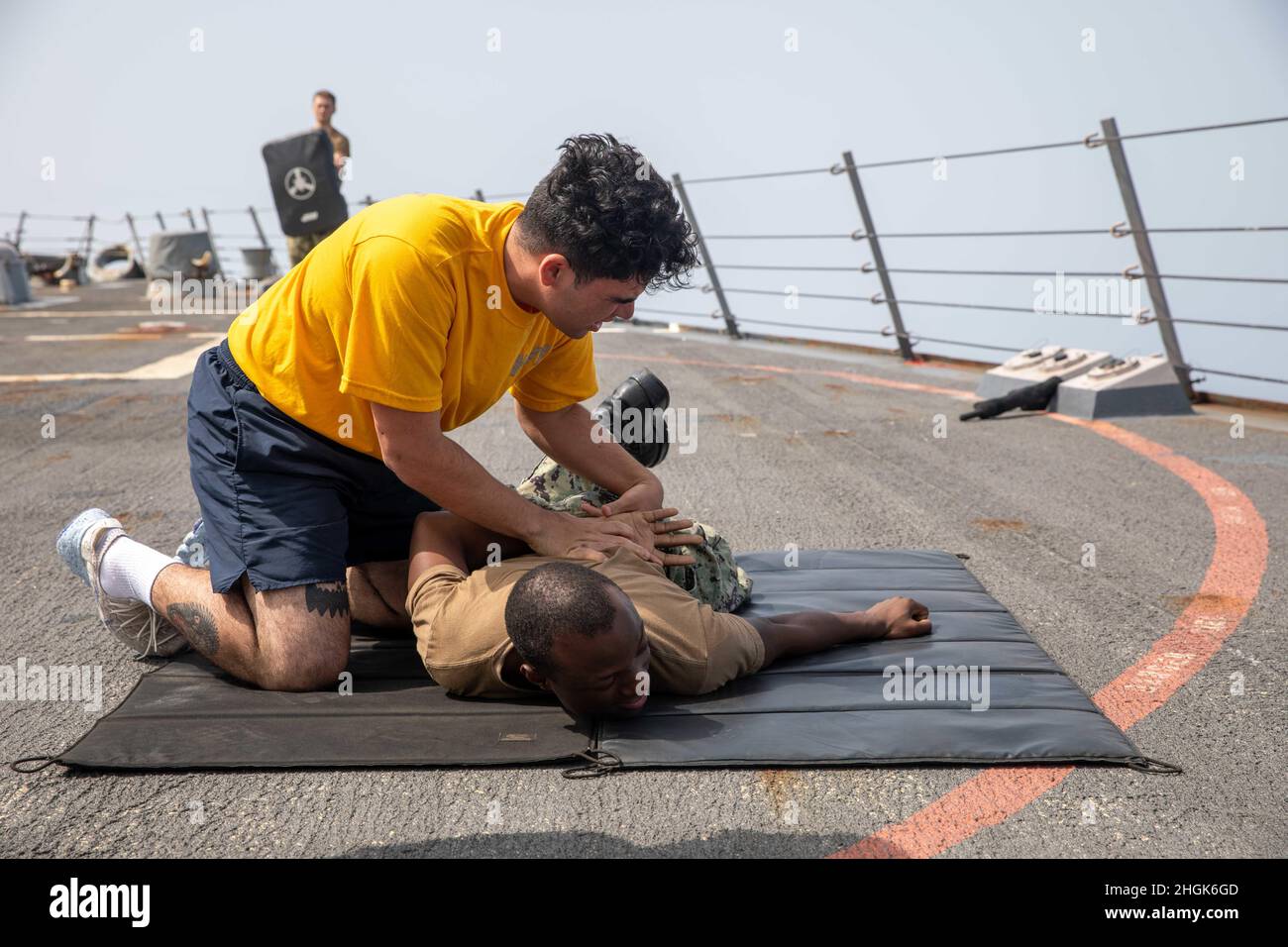 ARABISCHES MEER (Aug 28, 2021) – Operations Specialist Seaman Raymond Hernandez nimmt am Training der Sicherheitskräfte an Bord des Lenkraketen-Zerstörers USS Halsey (DDG 97) im Arabischen Meer Teil, 28. August. Halsey wird in den Einsatzbereich der US-Flotte für 5th eingesetzt, um Marineinoperationen zu unterstützen, um die maritime Stabilität und Sicherheit in der Zentralregion zu gewährleisten und das Mittelmeer und den Pazifik durch den westlichen Indischen Ozean und drei strategische Engpässe zu verbinden. Stockfoto