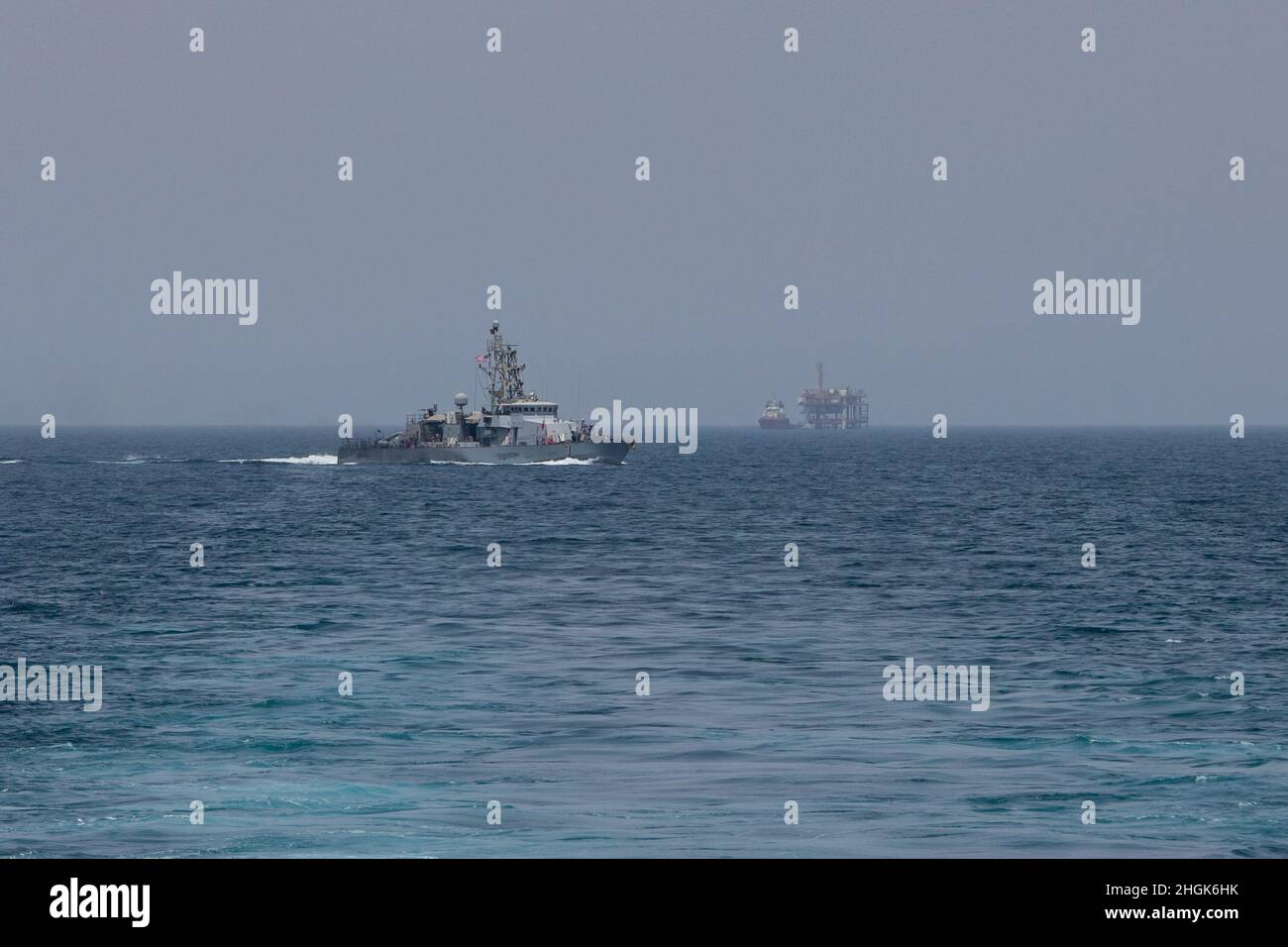 210828-A-RK348-1242 ARABISCHER GOLF (AUG 28, 2021) – Patrol-Küstenschiff USS Squall (PC 7) ist am 28. August im Arabischen Golf im Betrieb. Squall wird in den Einsatzbereich der US-Flotte für 5th eingesetzt, um Marineinteraktionen zu unterstützen, um die maritime Stabilität und Sicherheit in der Zentralregion zu gewährleisten, wobei das Mittelmeer und der Pazifik durch den westlichen Indischen Ozean und drei strategische Engpässe miteinander verbunden werden. Stockfoto