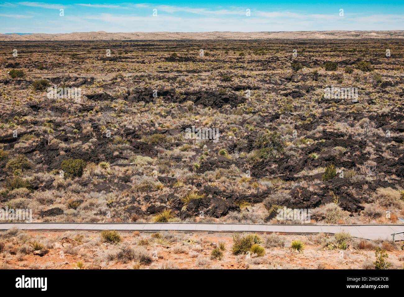 Gehwege durchschneiden den Malpais Lava Flow im Erholungsgebiet Valley of Fires, New Mexico, USA Stockfoto