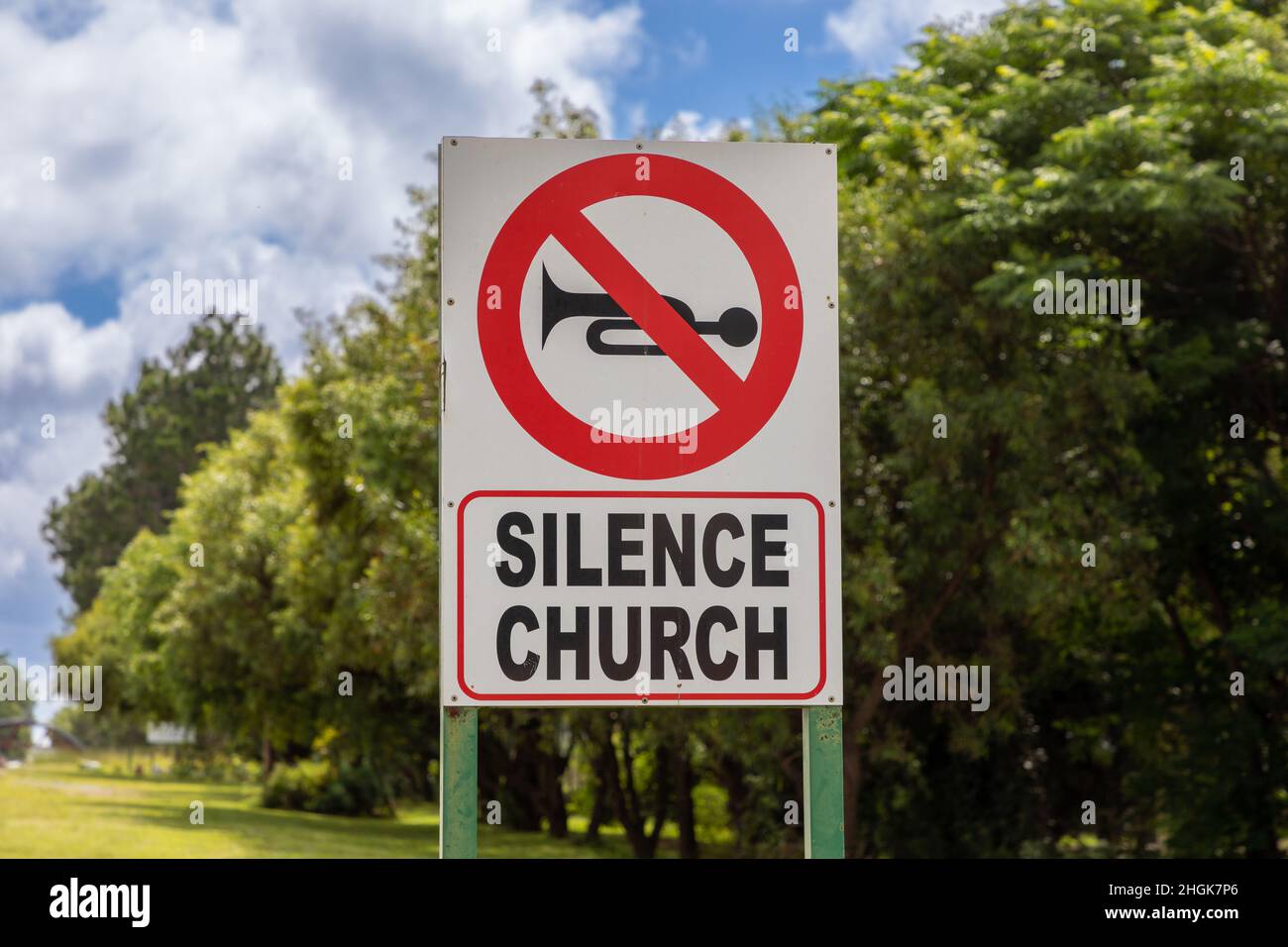 Nahaufnahme eines Schildes mit der Aufschrift „ Silence Church“. Bild einer Trompete mit einem roten No-Go-Kreis um sie herum Stockfoto