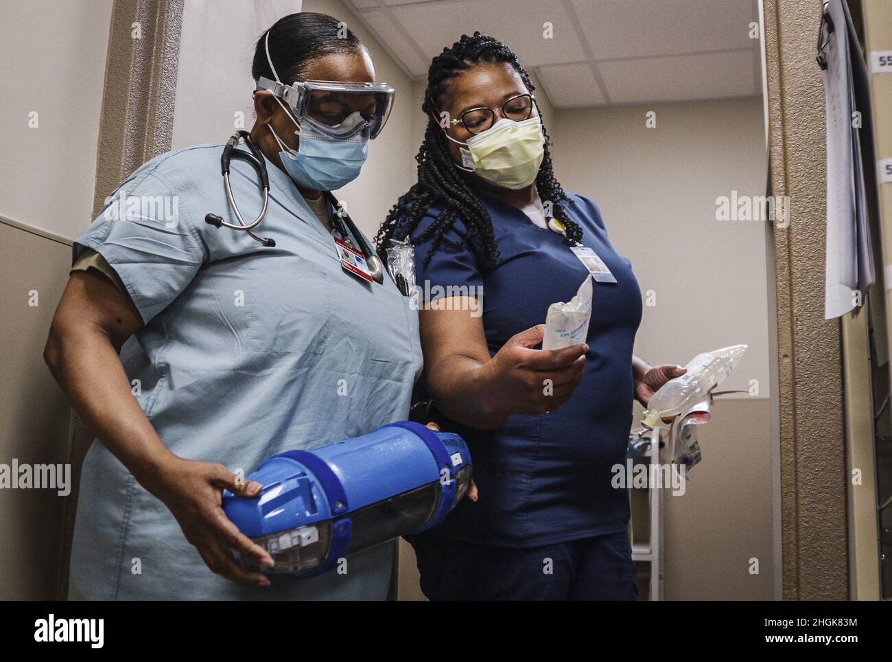 Lynne Smith, eine Krankenschwester-Managerin der 316. Healthcare Operations Squadron, die von der Joint Base Andrews, Maryland, eingesetzt wurde, stellt Jamie Jinks, eine eingetragene Krankenschwester bei Southeast Health, zur Unterstützung der fortgesetzten COVID-19-Reaktionsoperationen des Verteidigungsministeriums in Dothan, Alabama, 30. August 2021, in den Schatten. Das U.S. Northern Command setzt sich über die U.S. Army North weiterhin für die flexible Unterstützung der COVID-19-Reaktion der gesamten Regierung durch das US-Verteidigungsministerium ein. Stockfoto