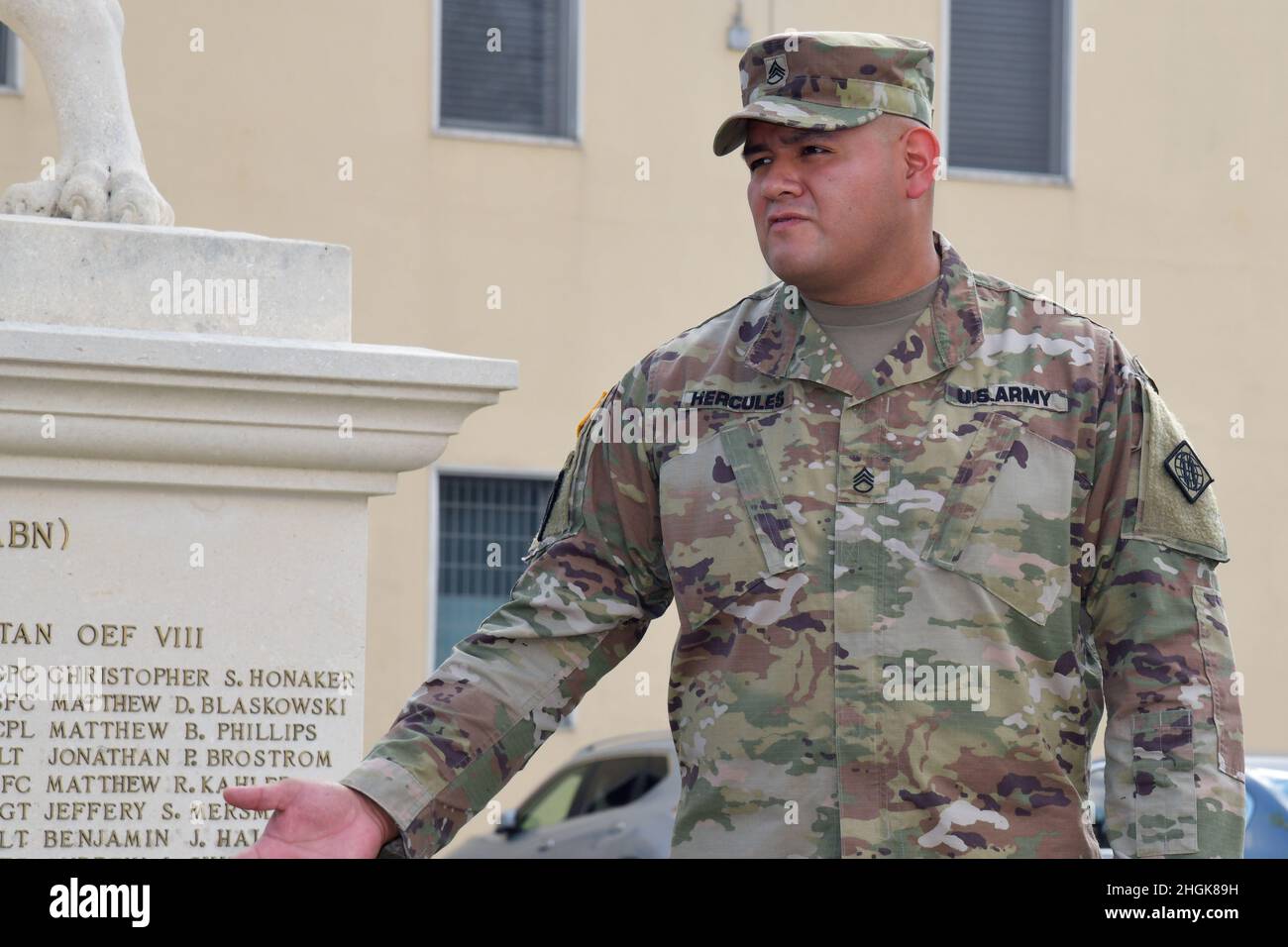 Personal. Sgt. Rogelio Ernesto Hercules, der dem 509. Signal Bataillon zugeteilt wurde, hält während seiner Wiedereinberufungszeremonie in Caserma Ederle in Vicenza, Italien, am 30. August 2021, Bemerkungen. Stockfoto