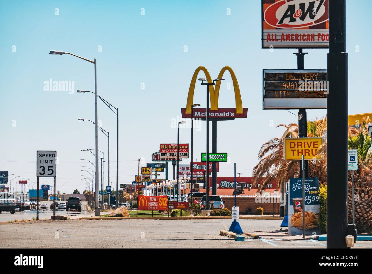Die Hauptstraße übersät mit Fast-Food-Restaurant Beschilderung in Alamogordo, New Mexico, USA Stockfoto