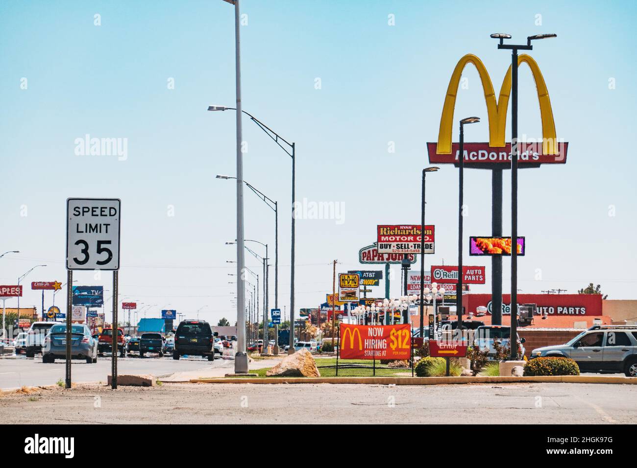 Die Hauptstraße übersät mit Fast-Food-Restaurant Beschilderung in Alamogordo, New Mexico, USA Stockfoto