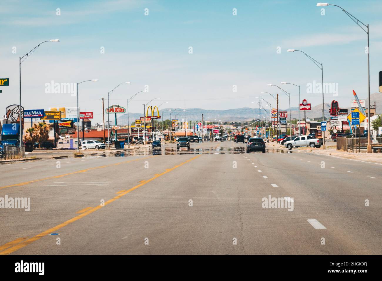 Die Hauptstraße übersät mit Fast-Food-Restaurant Beschilderung in Alamogordo, New Mexico, USA Stockfoto