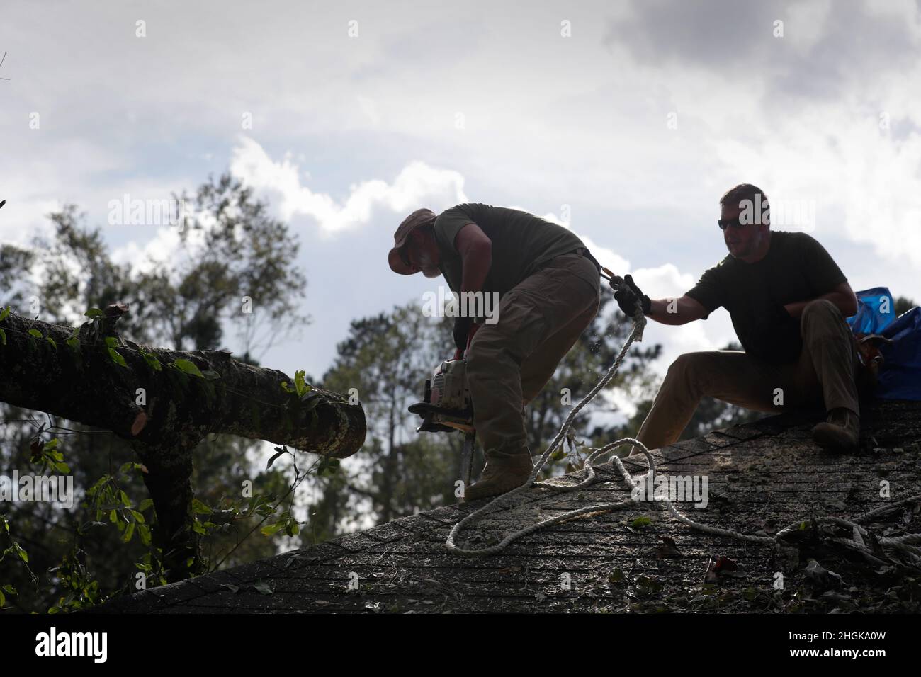 US-Grenzschutzagenten von der Grenzschutzstation Lake Charles räumen nach dem Hurriam Ida in der Nähe von Baton Rouge, La, abgestürzte Bäume von Wohnhäusern ab., 31. August 2021. CBP-Foto von Glenn Fawcett Stockfoto