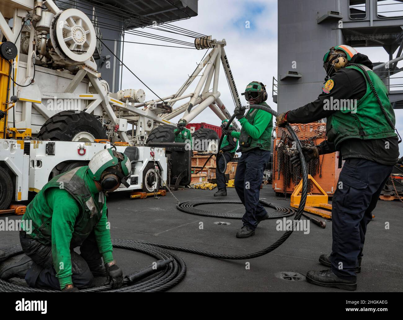PAZIFIK (Aug 31, 2021) Matrosen verspulen ein festigender Getriebestab auf dem Flugdeck des Flugzeugträgers USS Abraham Lincoln (CVN 72). Abraham Lincoln führt derzeit Routineoperationen im US-Flottenbereich 3rd durch. Stockfoto
