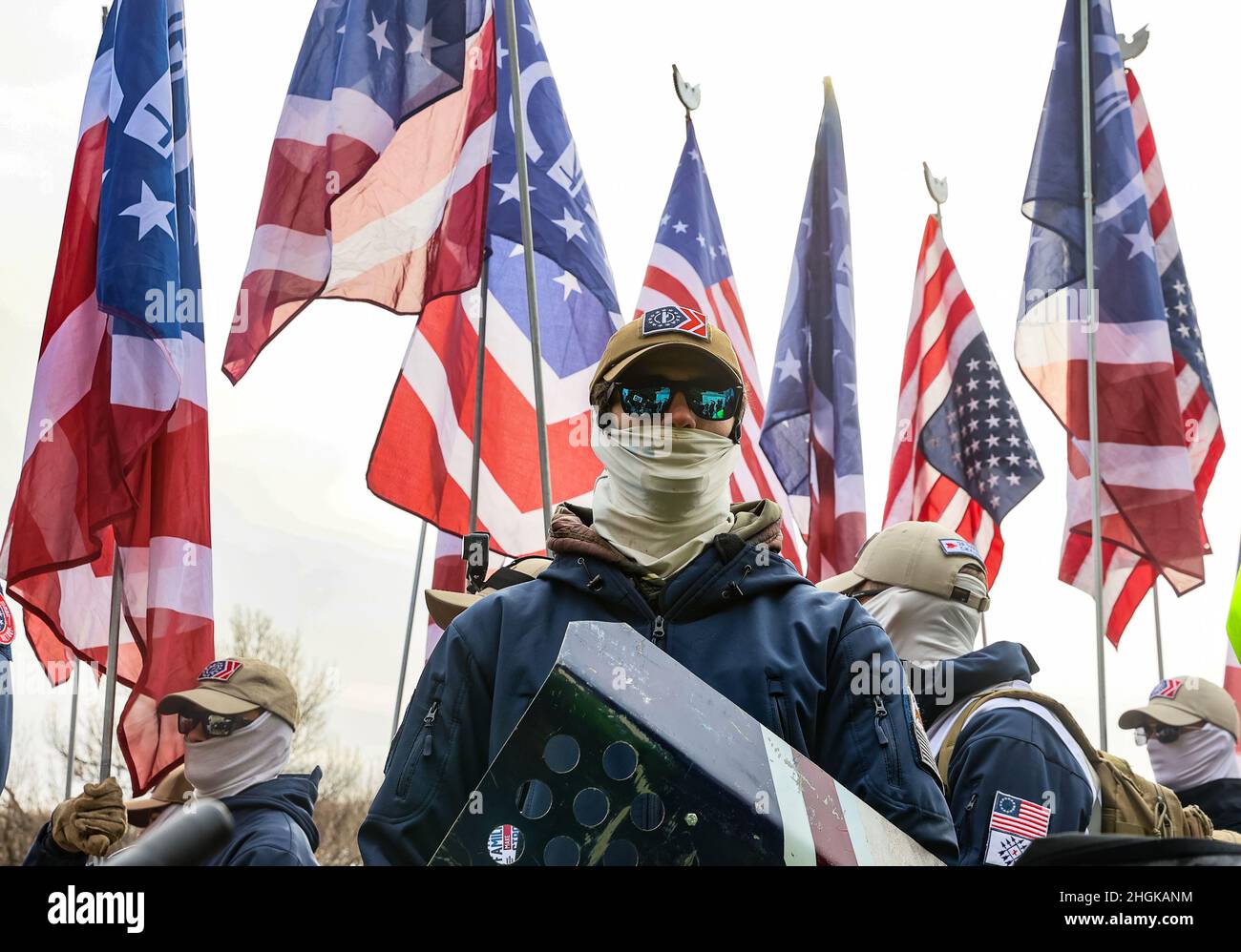 Washington, DC, USA. 21st Januar 2022. Mitglieder der weißen nationalistischen Hassgruppe „Patriot Front“ stehen auf dem Bürgersteig, während Tausende von Anti-Abtreibungsbefürwortern zusammen mit Delegationen religiöser und erzieherischer Organisationen aus den Vereinigten Staaten und der ganzen Welt während des jährlichen March for Life 49th in Washington durch die Straßen von Washington, DC, marschieren. DC am Freitag, 21. Januar 2022. Foto von Jemal Gräfin/UPI Credit: UPI/Alamy Live News Stockfoto