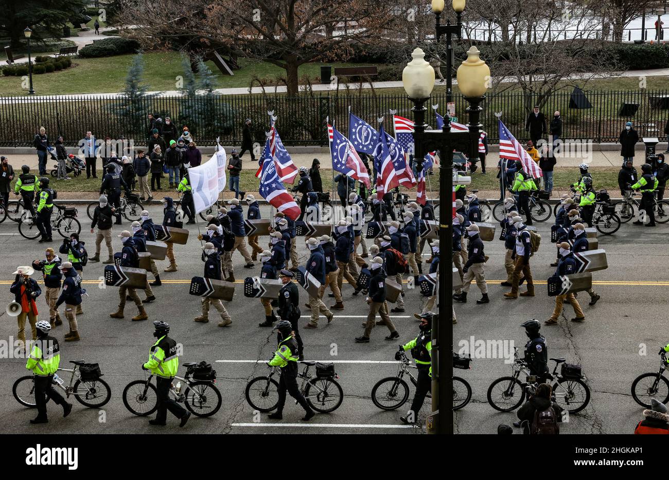 Washington, DC, USA. 21st Januar 2022. Mitglieder der weißen nationalistischen Hassgruppe „Patriot Front“ sind von der lokalen Polizei umgeben, als sie die Constitution Avenue vor dem Hauptgremium von Anti-Abtreibungsbefürwortern hochmarschierten, die am Freitag, den 21. Januar, während des jährlichen March for Life 49th in Washington, DC, durch die Straßen von Washington, DC marschierten. 2022. Foto von Jemal Gräfin/UPI Credit: UPI/Alamy Live News Stockfoto