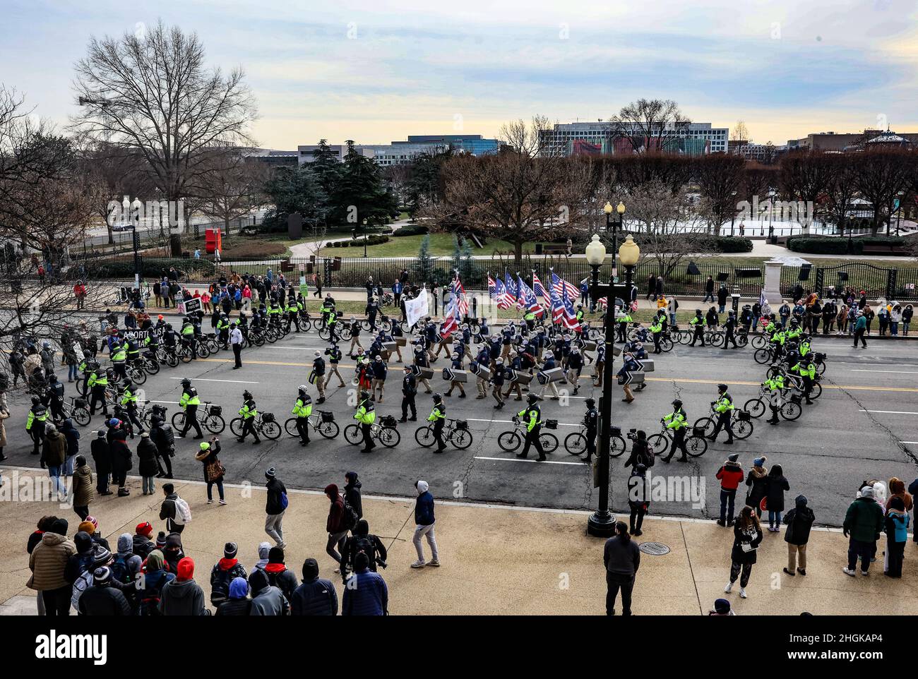 Washington, DC, USA. 21st Januar 2022. Mitglieder der weißen nationalistischen Hassgruppe „Patriot Front“ sind von der lokalen Polizei umgeben, als sie die Constitution Avenue vor dem Hauptgremium von Anti-Abtreibungsbefürwortern hochmarschierten, die am Freitag, den 21. Januar, während des jährlichen March for Life 49th in Washington, DC, durch die Straßen von Washington, DC marschierten. 2022. Foto von Jemal Gräfin/UPI Credit: UPI/Alamy Live News Stockfoto