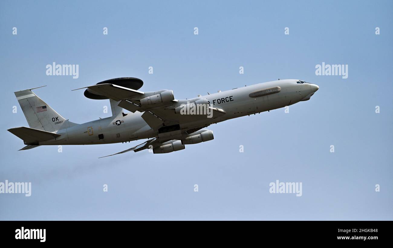 E-3 Sentry-Piloten, die dem 963rd Airborne Air Control Squadron zugewiesen wurden, führen am 31. August 2021 auf dem Luftwaffenstützpunkt Hill, Utah, ein „Touch and Go“-Training durch. Die 963rd waren in Hill für eine agile Kampfübung. Während des Aufenthalts in Hill arbeitete die Einheit mit dem 729th Air Control Squadron und dem 4th Fighter Generation Squadron des 388th Fighter Wing zusammen. Stockfoto