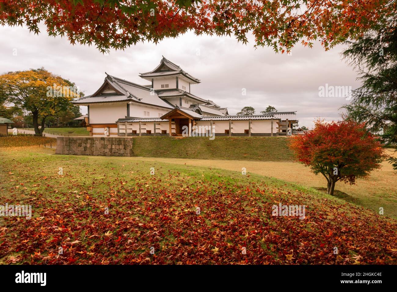Herbstlandschaft des Kanazawa Schlossparks in Kanazawa, Japan Stockfoto
