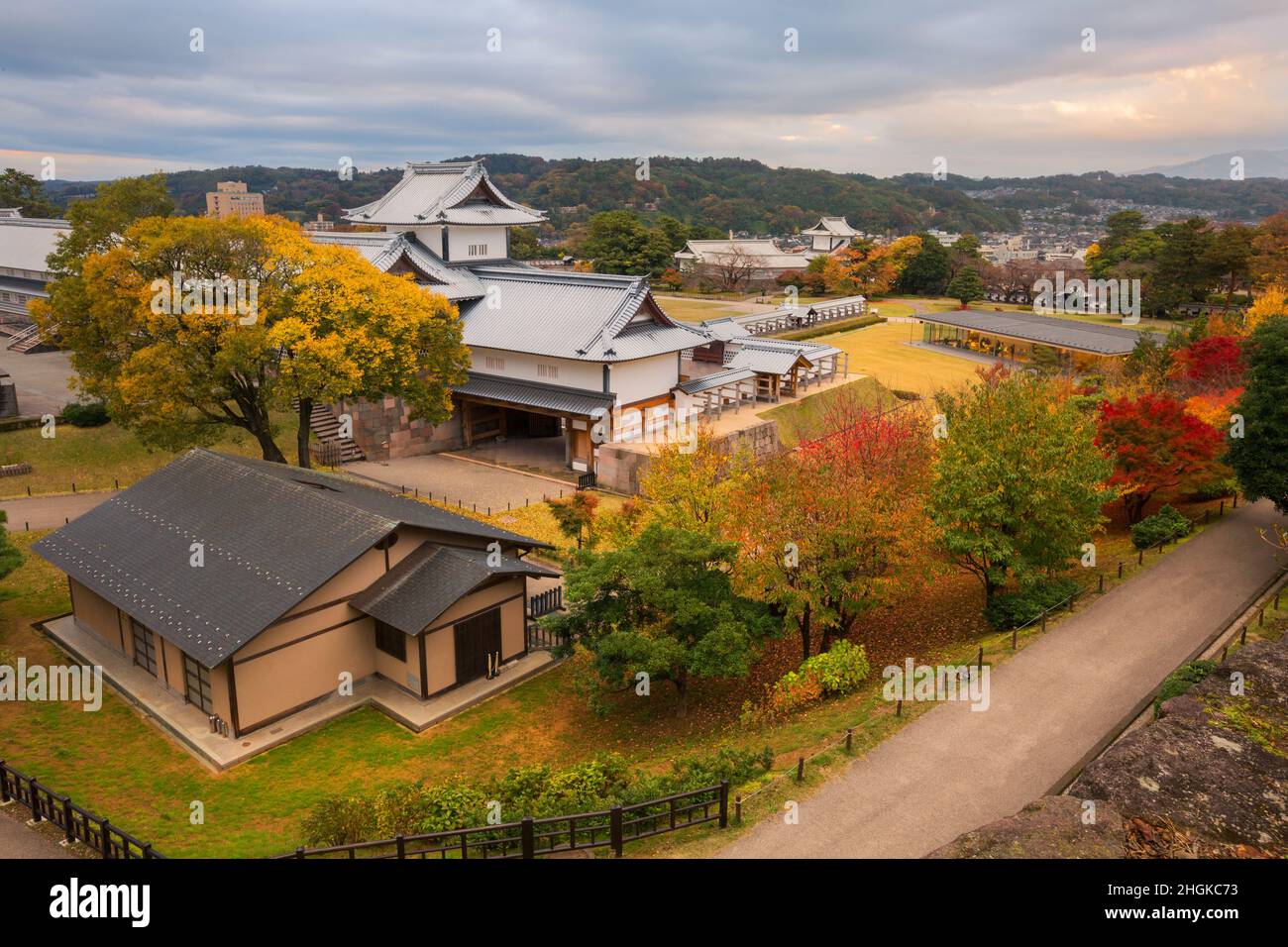 Herbstlandschaft des Kanazawa Schlossparks in Kanazawa, Japan Stockfoto