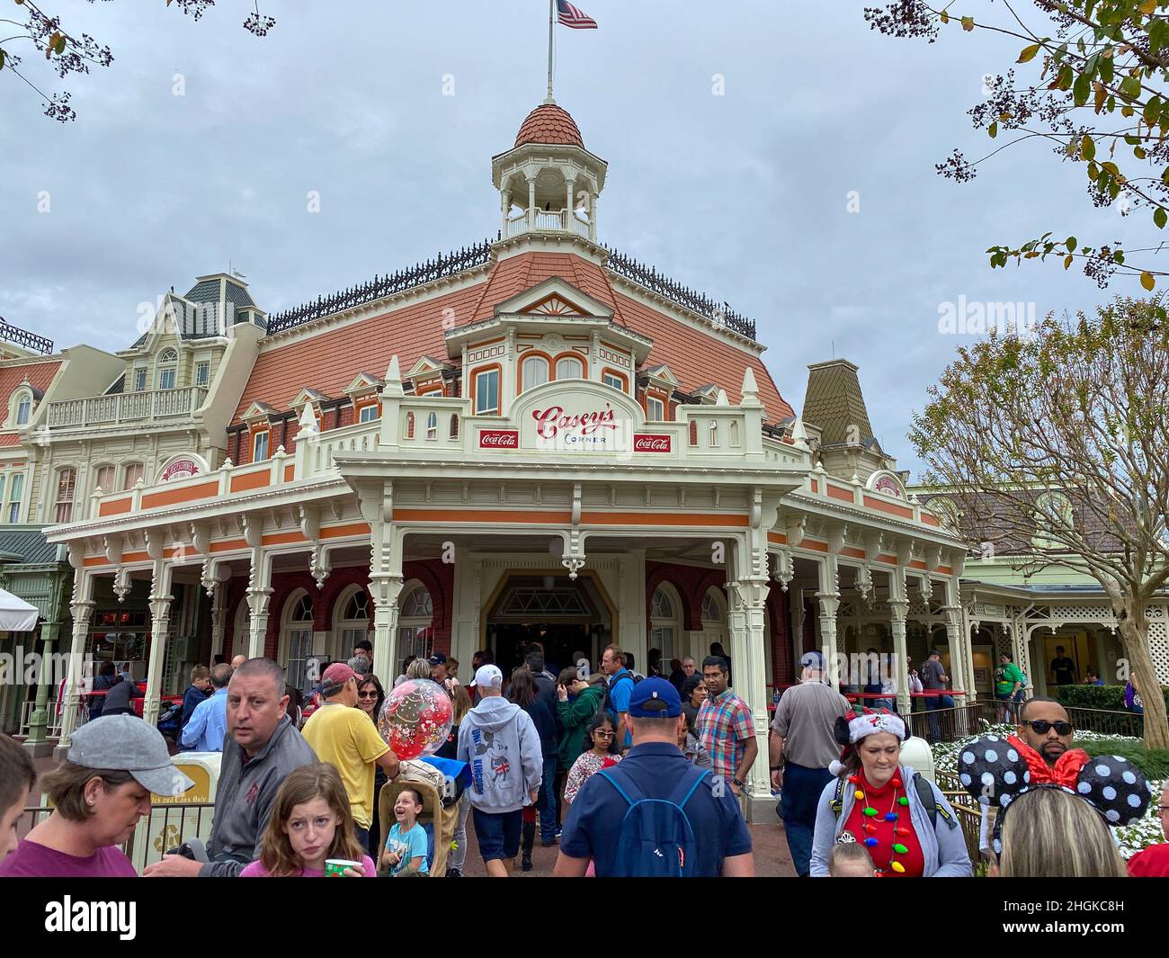 Orlando, FL USA - 21. Dezember 2019: Caseys Corner Restaurant an der Main Street USA im Walt Disney World Magic Kingdom in Orlando, Florida. Stockfoto