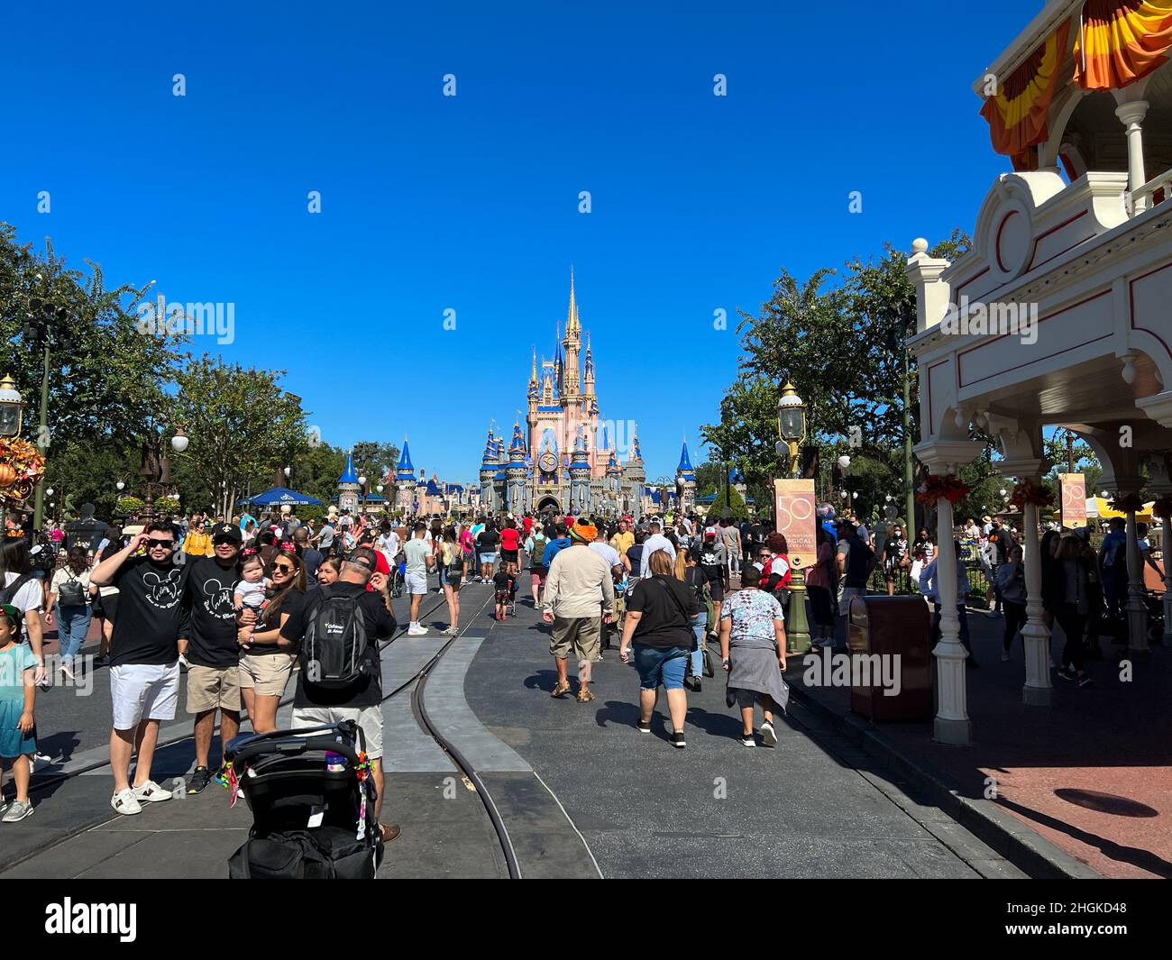 Orlando, FL USA - 30. Oktober 2021: Menschen gehen in Richtung Cinderella Castle im Walt Disney World Magic Kingdom in Orlando, Florida. Stockfoto