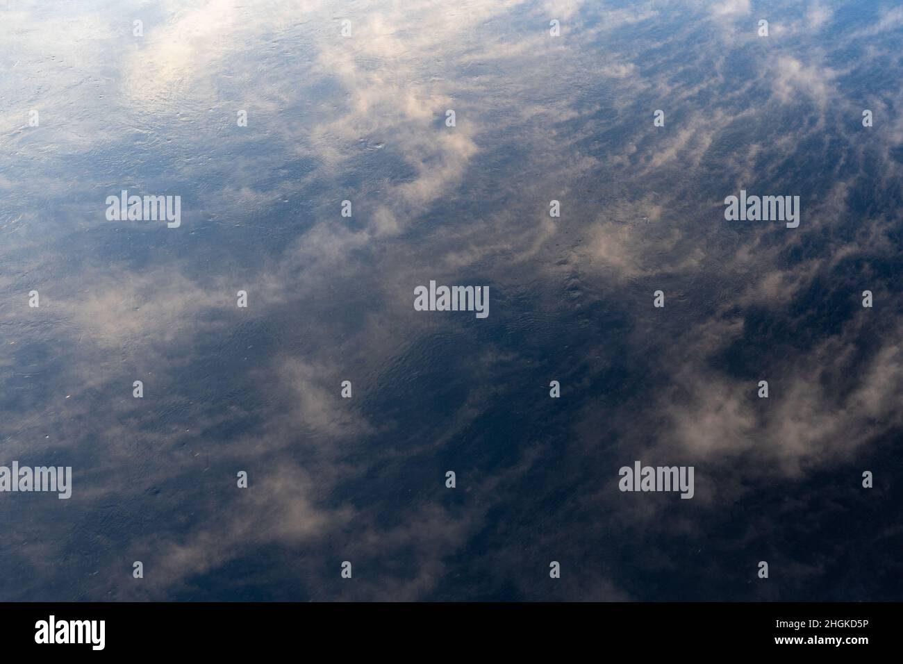 Oben sehen Sie, wie Dampf aus dem Wasser austritt. Nebel bei kaltem Winterwetter bei Sonnenlicht Stockfoto