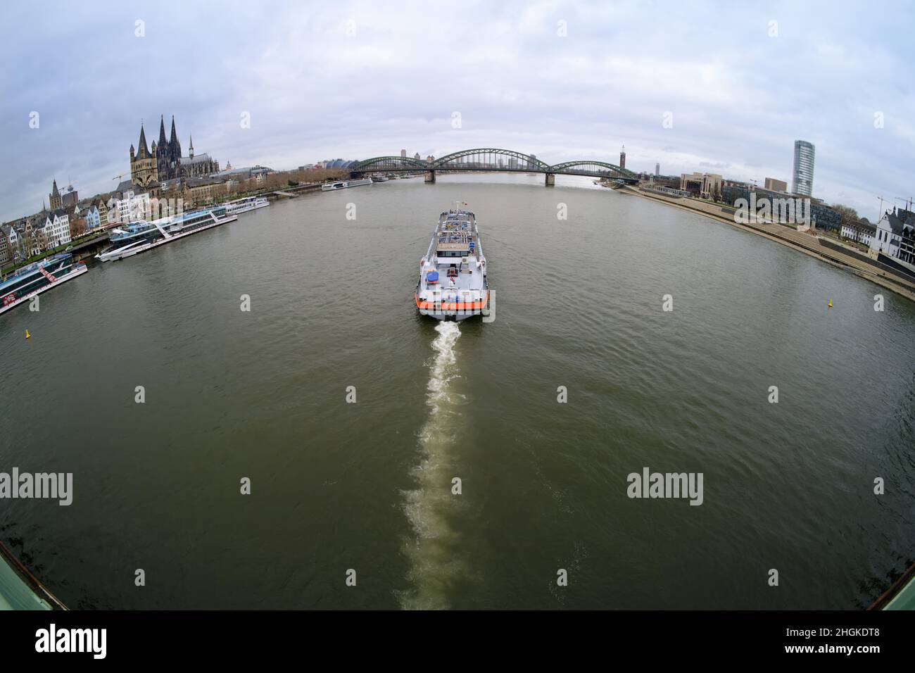 Köln, Deutschland - 24. Dezember 2021: Ein Tanker fährt auf dem rhein durch die Kölner Altstadt Stockfoto