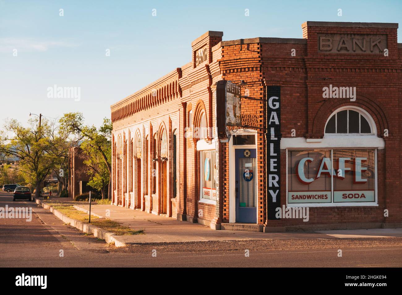 Die historische Bank of Magdalena, 1913 im Panel Brick-Stil erbaut, ist heute ein Café und eine Kunstgalerie in der Stadt Magdalena, New Mexico, USA Stockfoto