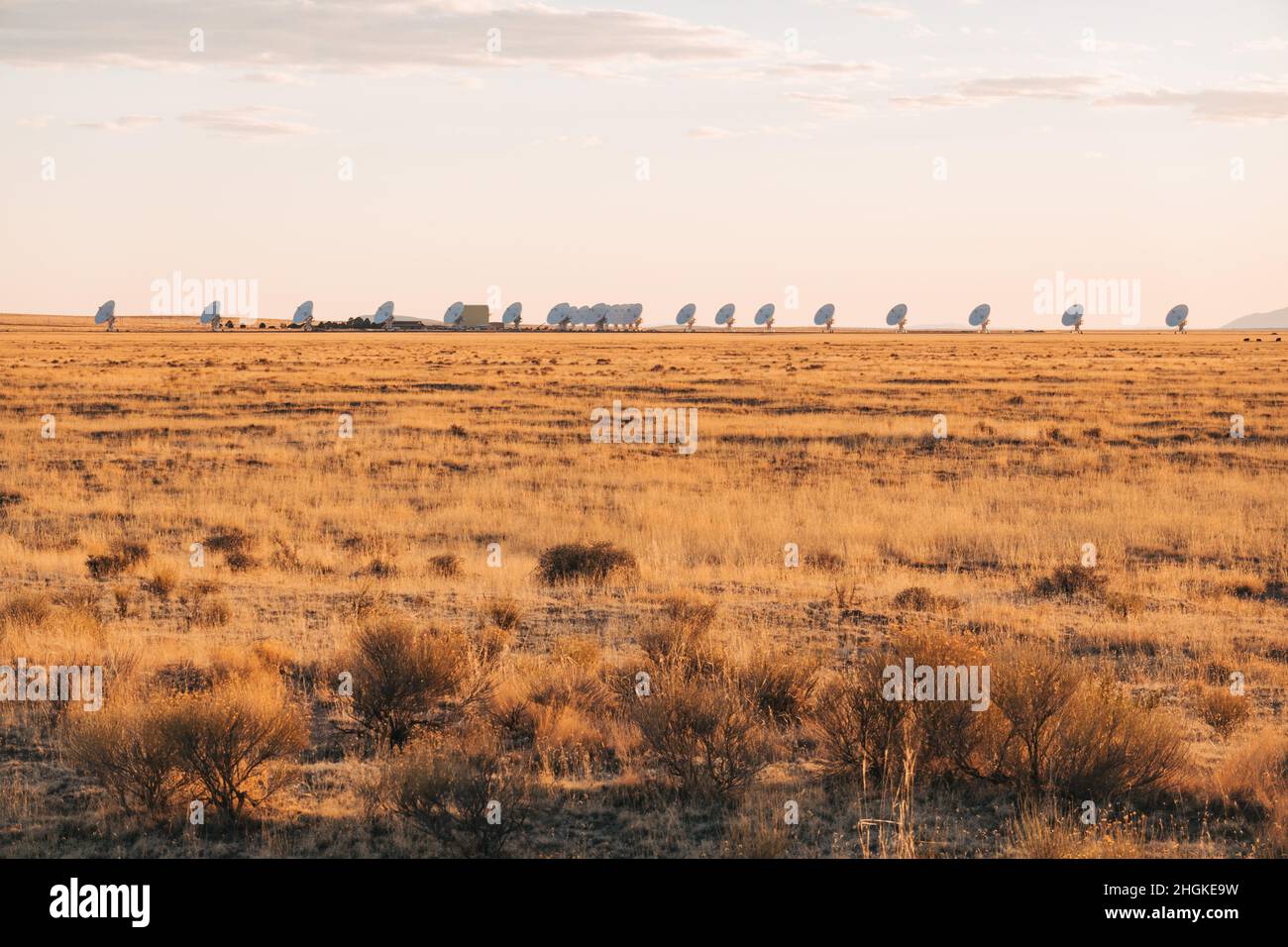 Radioteleskopschalen stapelten sich auf der Karl G. Jansky Very Large Array auf der Ebene von San Agustin, New Mexico Stockfoto