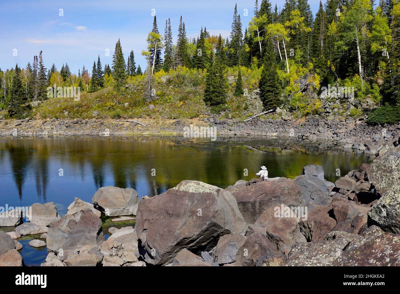 Mann, der im Herbst in einem Colorado See angeln wird. Stockfoto