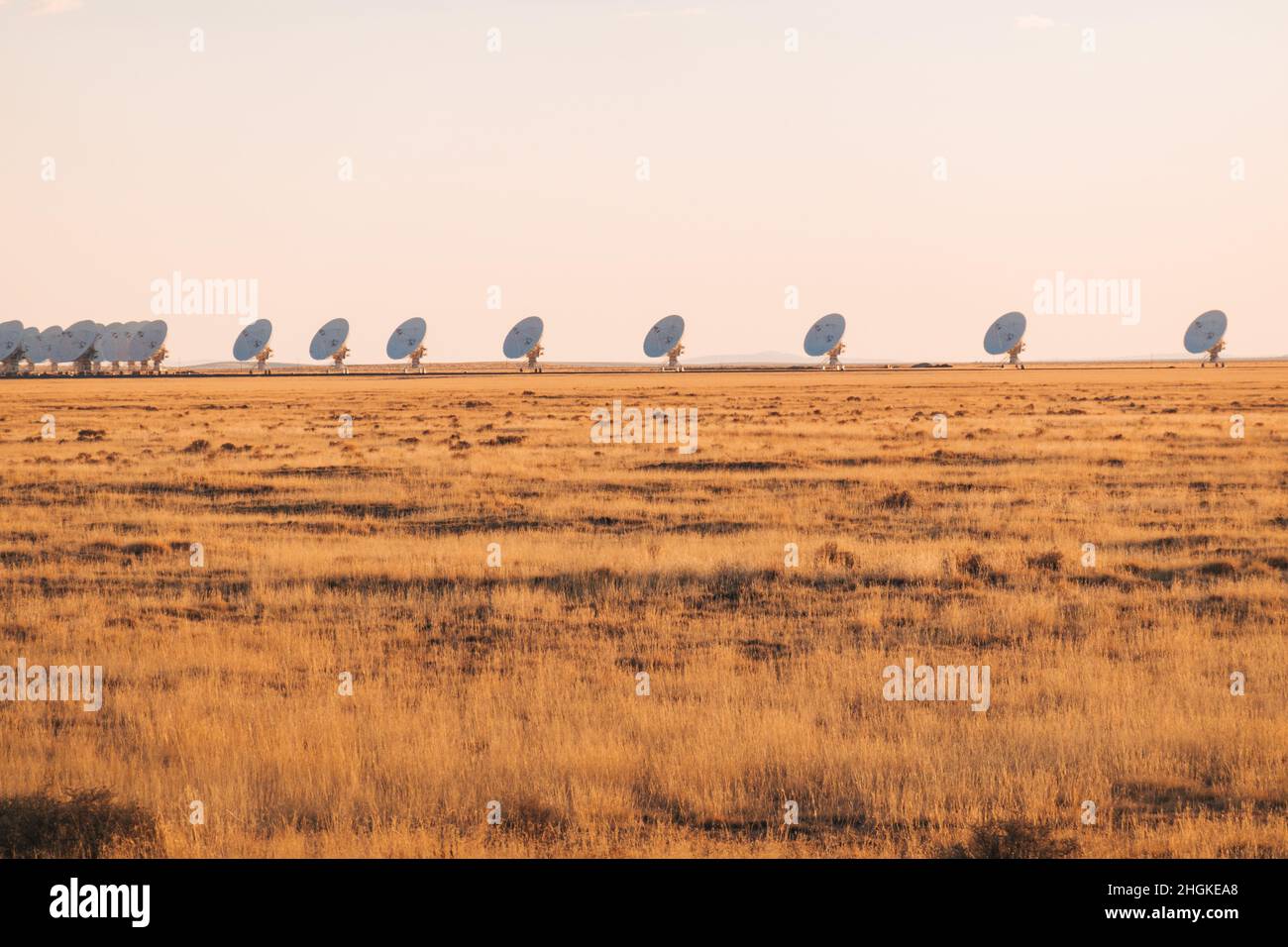 Radioteleskopschalen stapelten sich auf der Karl G. Jansky Very Large Array auf der Ebene von San Agustin, New Mexico Stockfoto