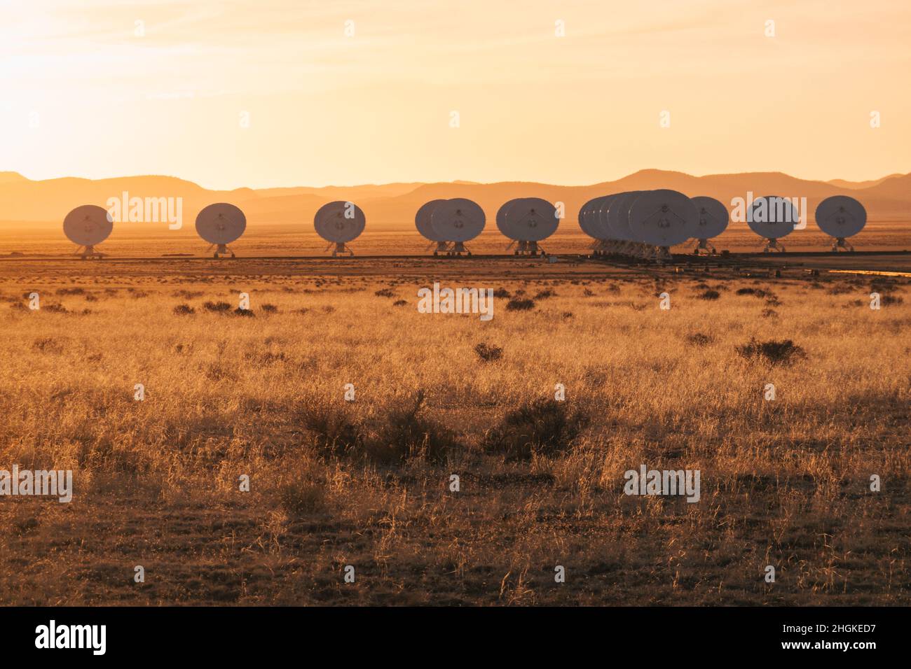 Silhouetten von Radioteleskopschalen, die auf der Karl G. Jansky Very Large Array in den Ebenen von San Agustin, New Mexico, zusammengefügt sind Stockfoto